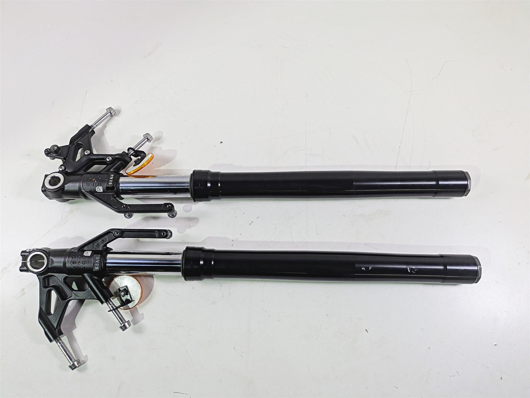 2024 Triumph Street Triple 765 R Straight Front Fork Leg Set T2043317 T2043316 {{ shop.shopifyCountryName }} - Mototech271