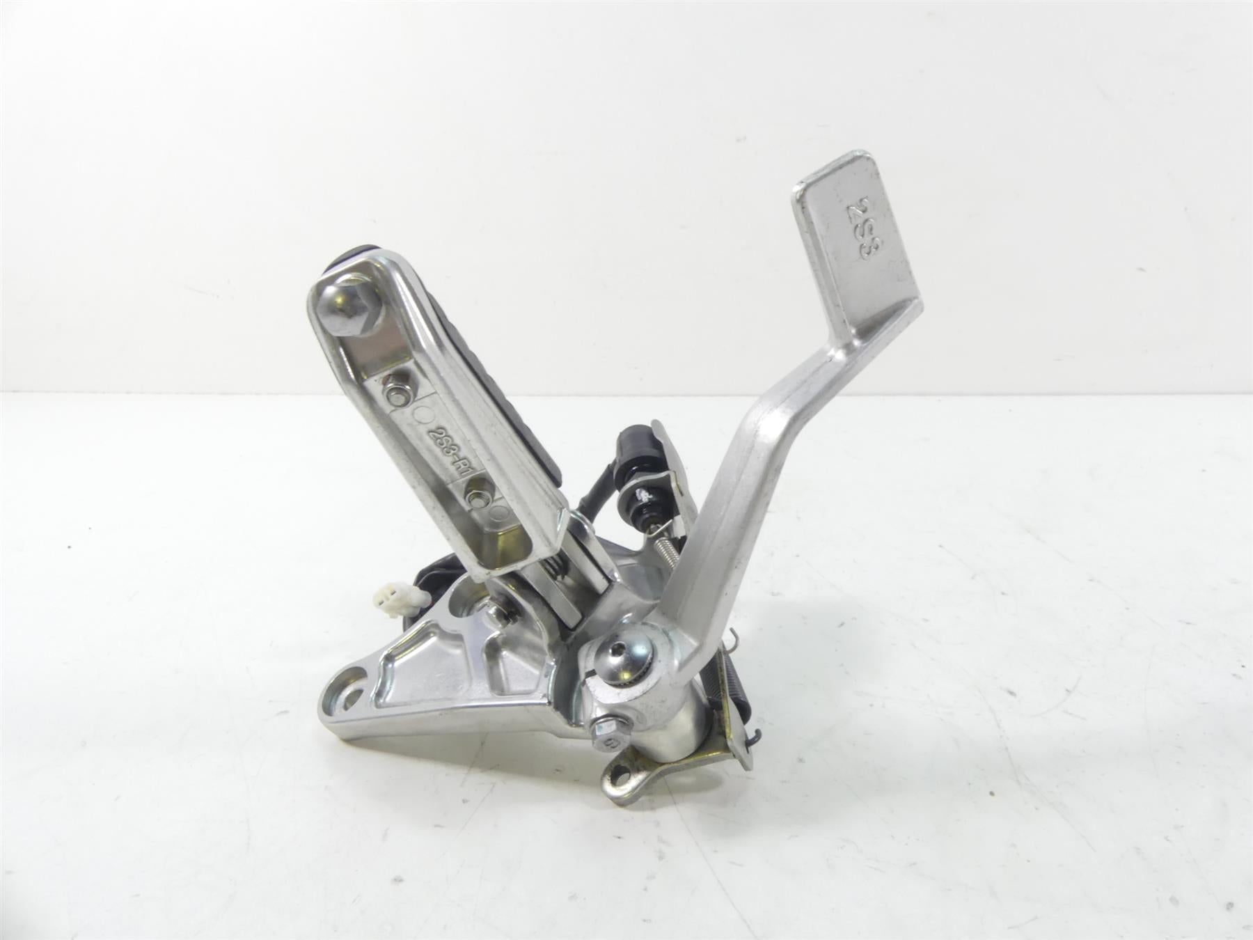2013 Yamaha VMX17 V-Max 1700 Right Foot Peg + Brake Pedal Set 2S3-27443-00-00 {{ shop.shopifyCountryName }} - Mototech271