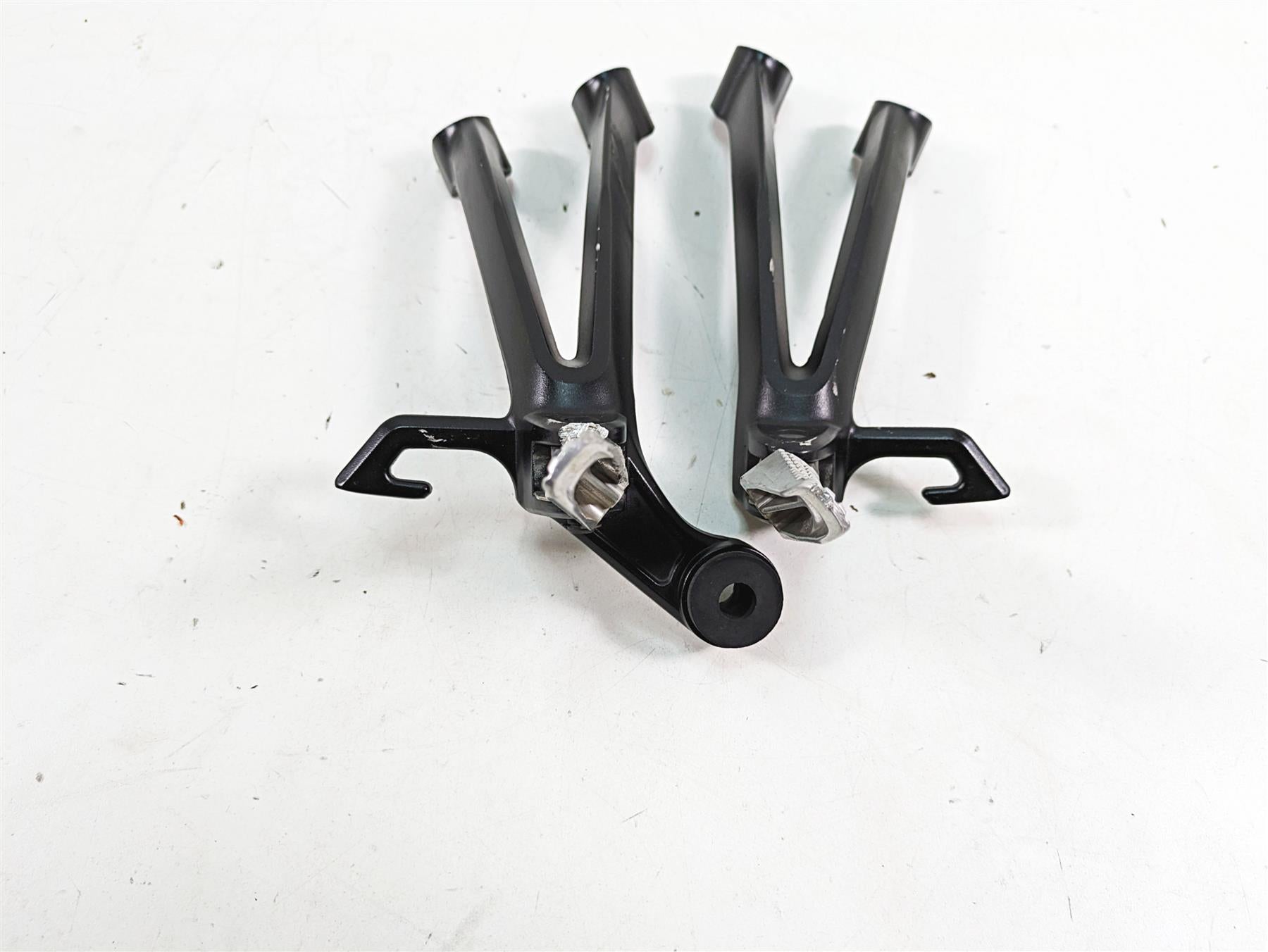 2009 Suzuki GSXR750 K9 Rear Footpeg Foot Peg Rest Mount Set 43600-37H00-YAP {{ shop.shopifyCountryName }} - Mototech271