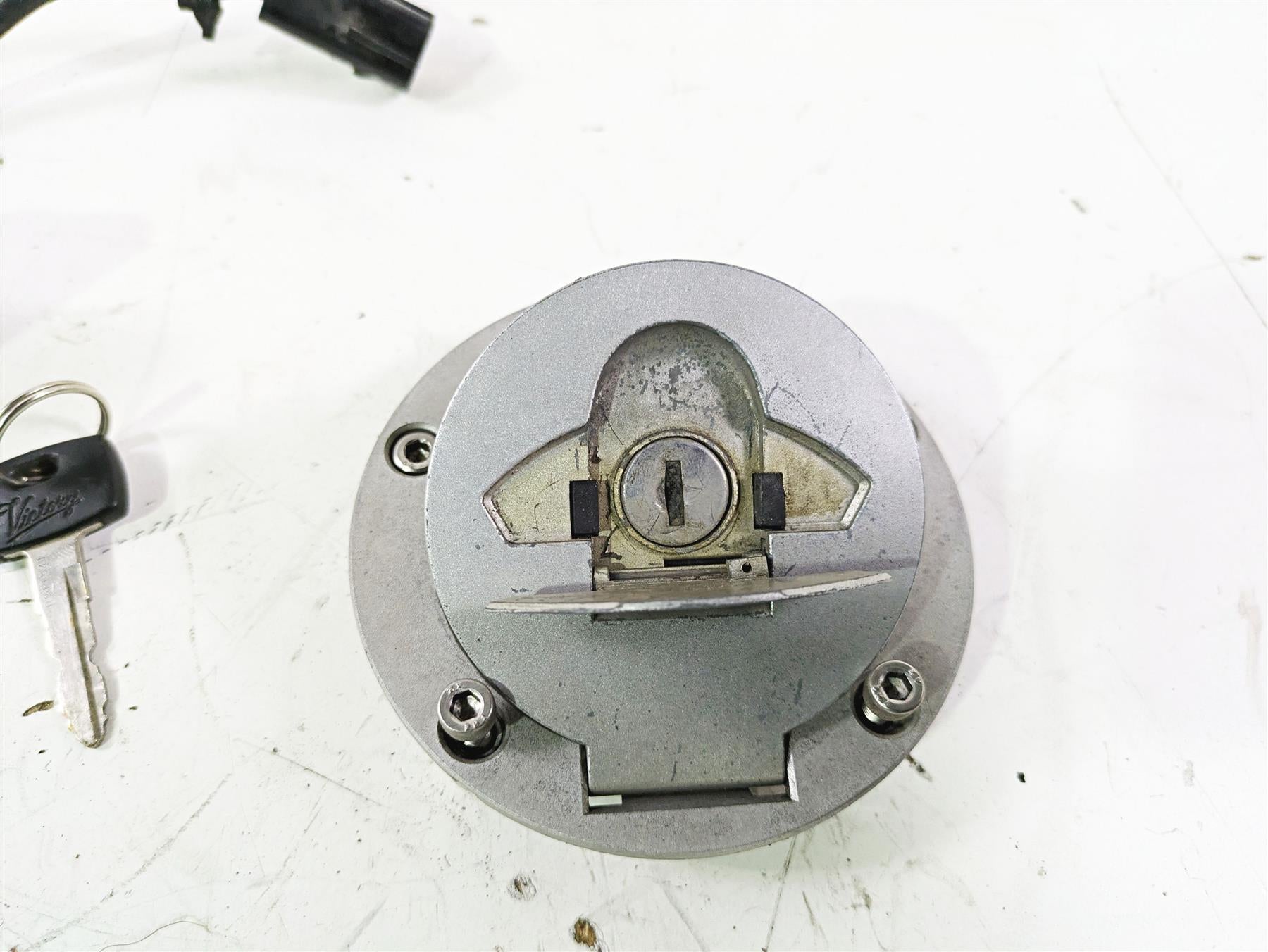 2004 Victory Kingpin Ignition Switch Key Tank Cap Set 4011023 {{ shop.shopifyCountryName }} - Mototech271