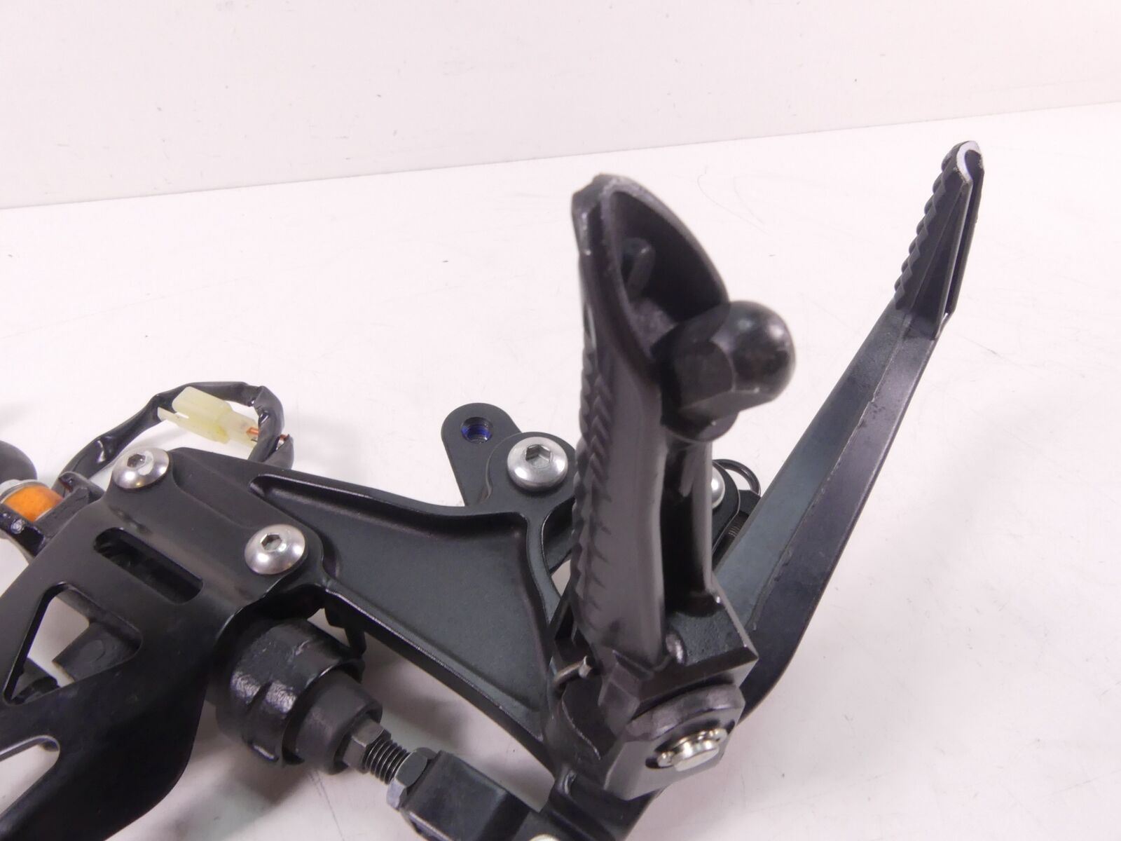 2018 Suzuki GSXR750 Right Front Driver Footpeg Brake Pedal Set 43511-14J10 {{ shop.shopifyCountryName }} - Mototech271