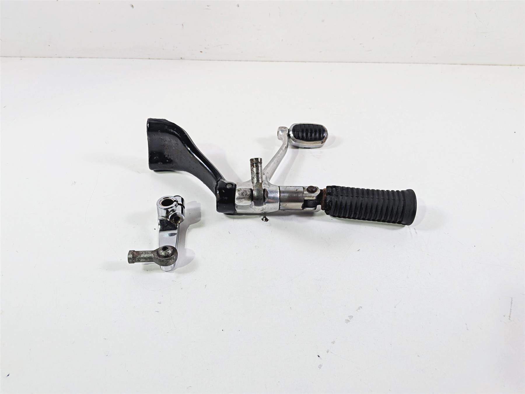2006 Harley Sportster XL1200 C Front Left Footpeg & Shifter Parts FW 42651-04 {{ shop.shopifyCountryName }} - Mototech271