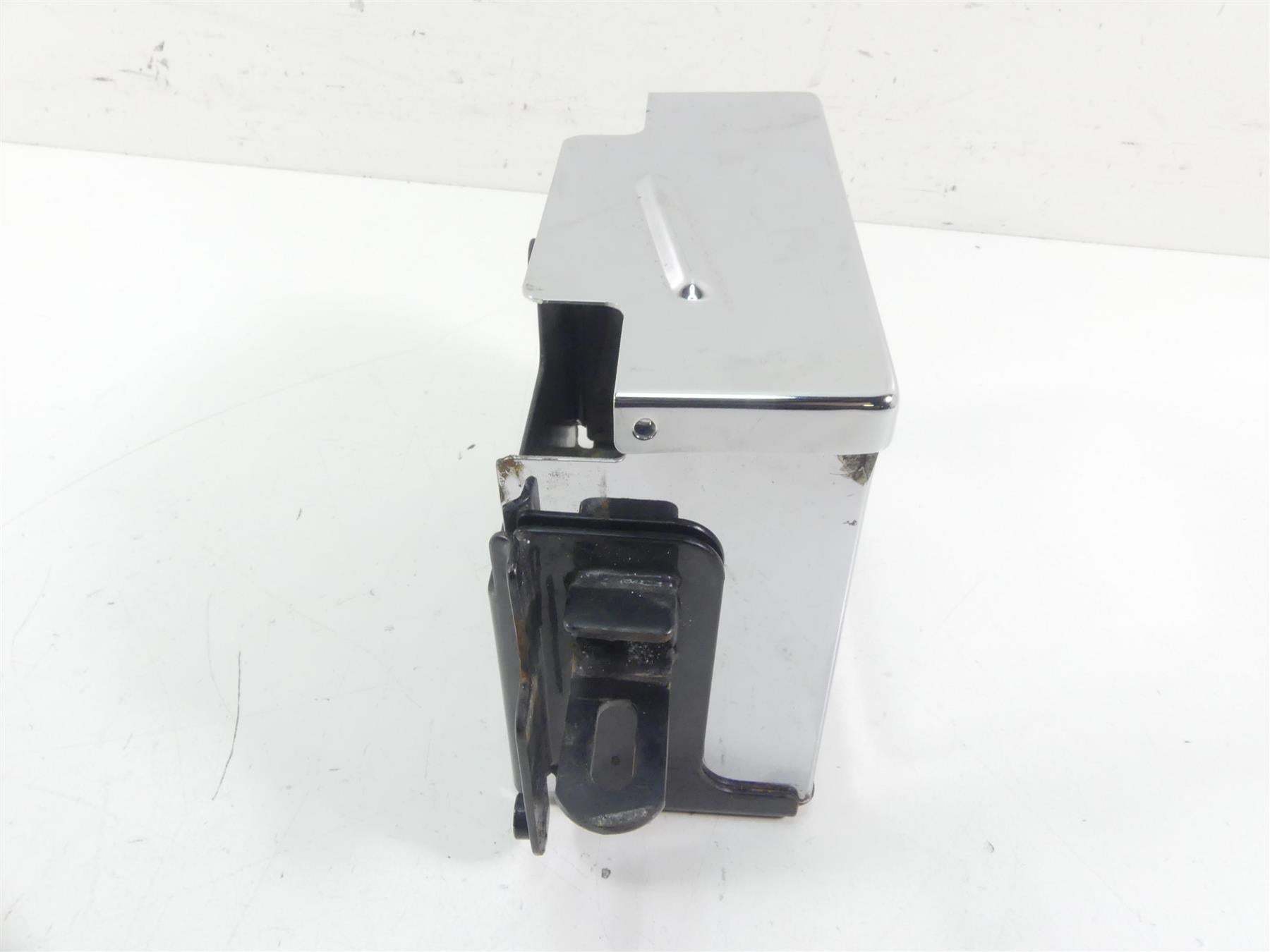 2004 Harley FXDWGI Dyna Wide Glide Battery Tray Box Holder Cover 66375-97 {{ shop.shopifyCountryName }} - Mototech271