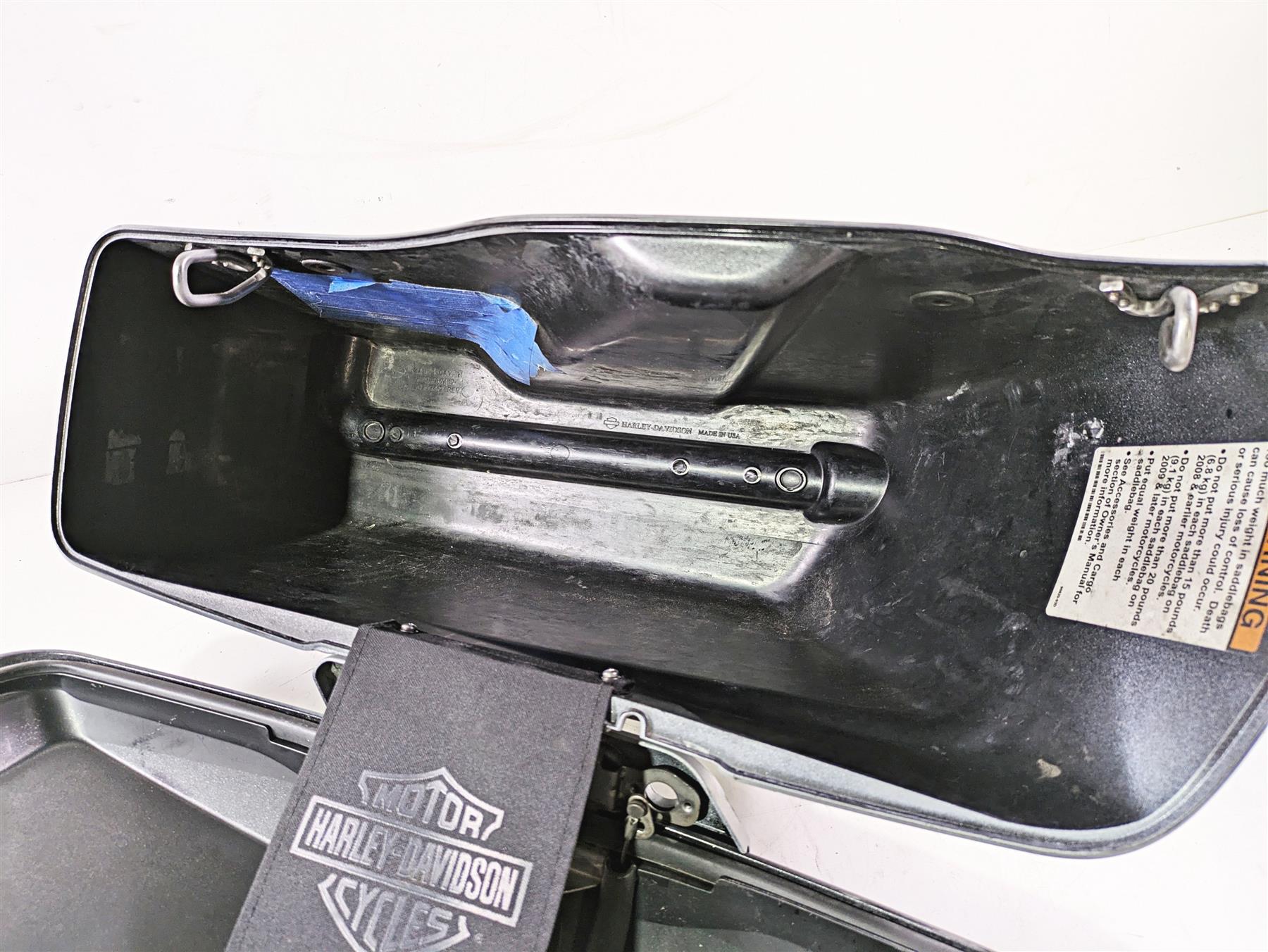 2010 Harley Touring FLHX Street Glide Right Saddlebag Saddle Bag READ 90752-93 {{ shop.shopifyCountryName }} - Mototech271