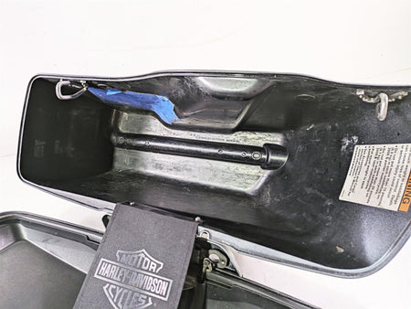 2010 Harley Touring FLHX Street Glide Right Saddlebag Saddle Bag READ 90752-93 {{ shop.shopifyCountryName }} - Mototech271