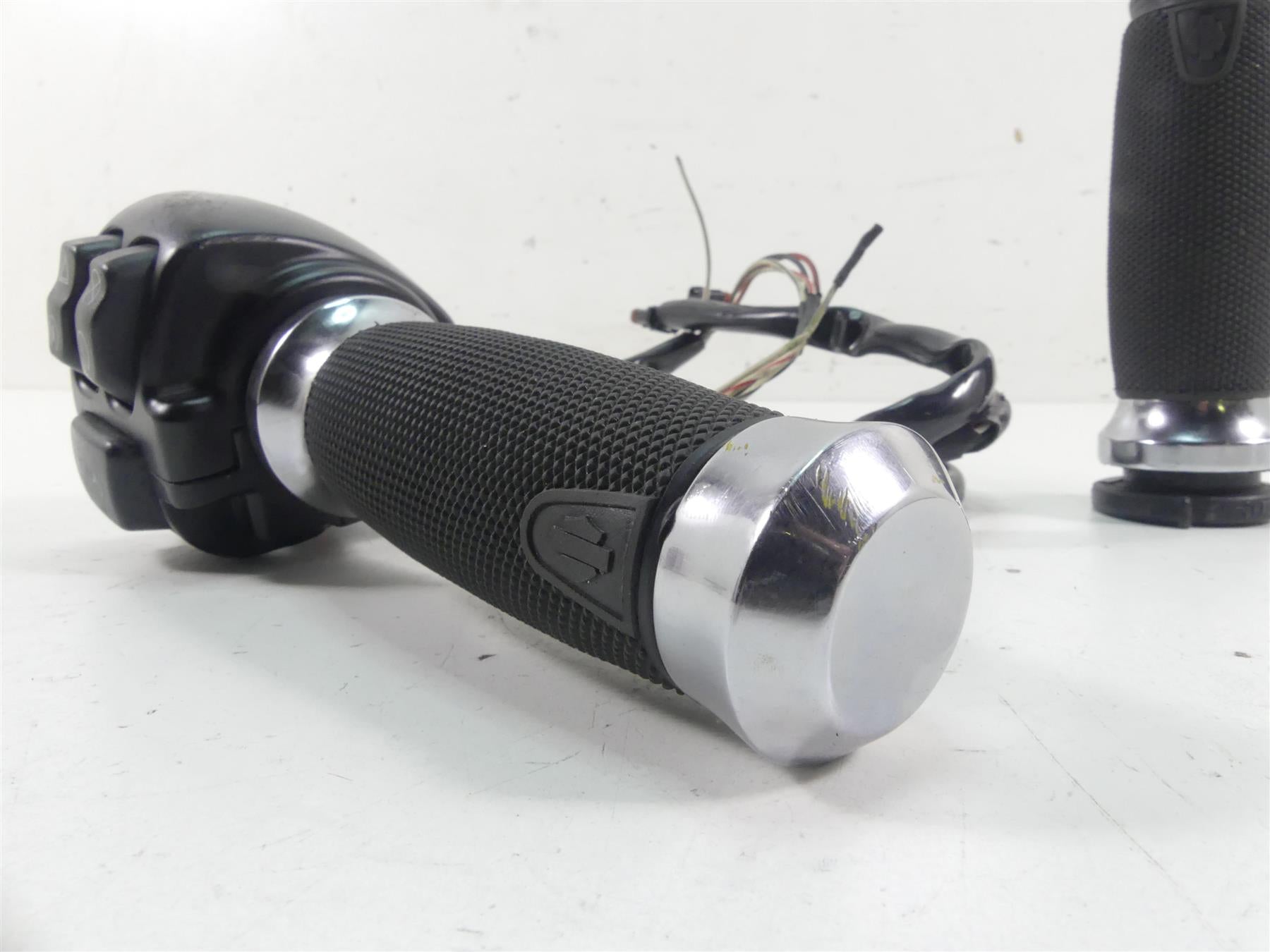 2021 Harley Softail FLSB Sport Glide Right Hand Control Switch - Read 71500462 {{ shop.shopifyCountryName }} - Mototech271