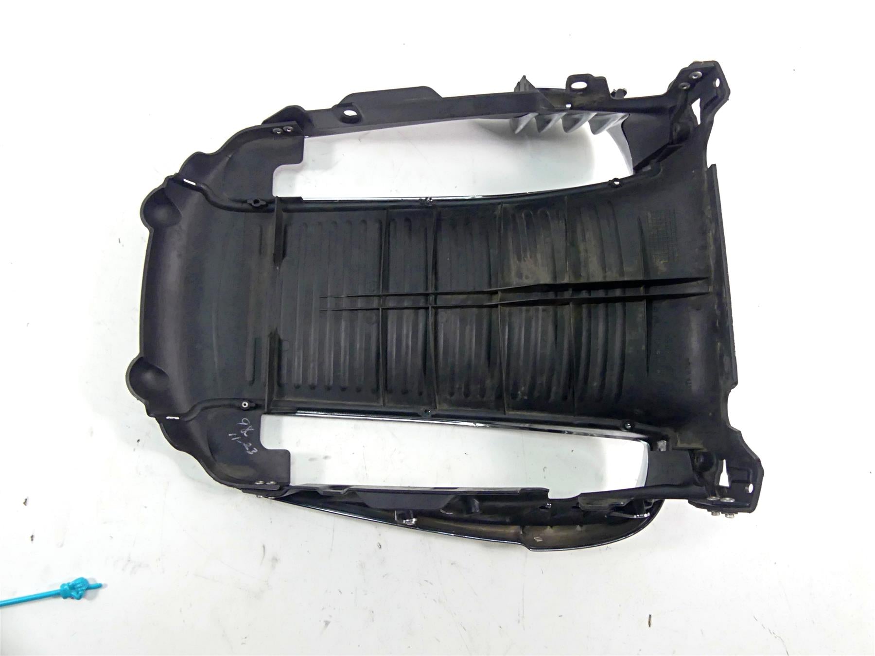 2005 Harley VRSCSE CVO V-Rod Radiator Center Cover Fairing Cowl 26788-01 {{ shop.shopifyCountryName }} - Mototech271