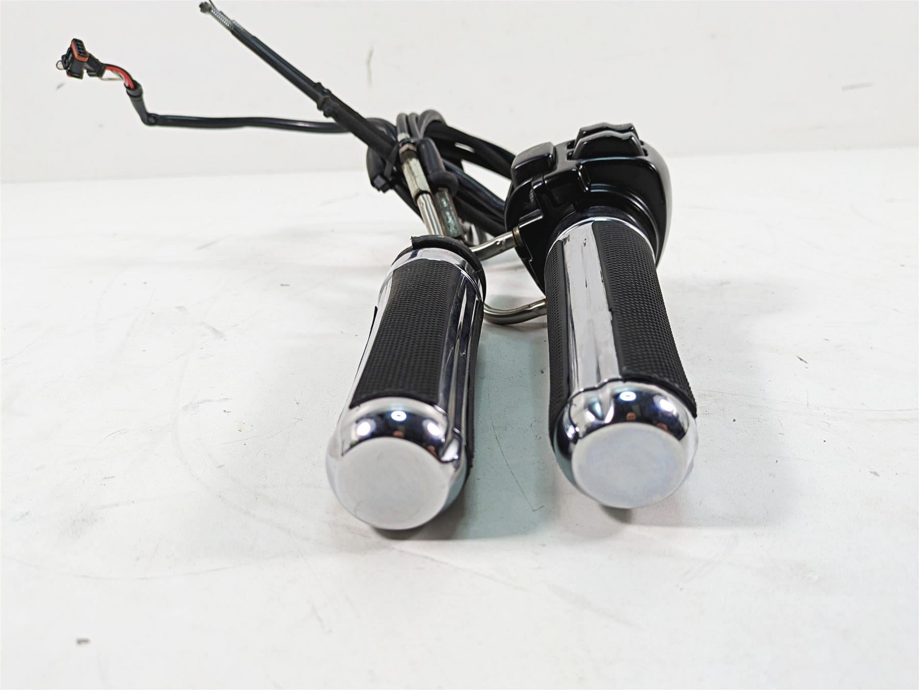 2012 Harley FLD Dyna Switchback Right Control Switch Throttle Grip Set 72948-12 {{ shop.shopifyCountryName }} - Mototech271