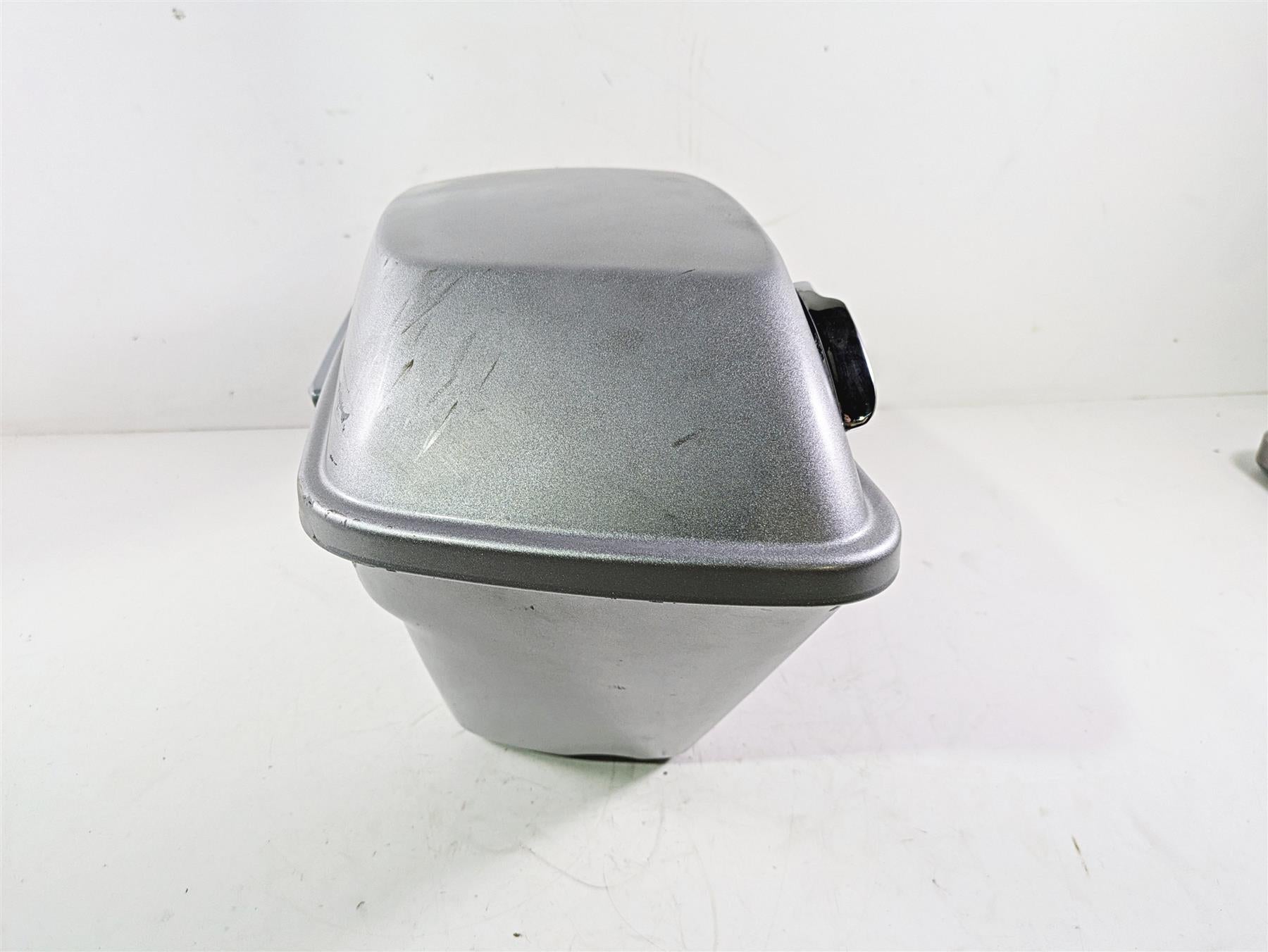 2010 Harley Touring FLHX Street Glide Right Saddlebag Saddle Bag READ 90752-93 {{ shop.shopifyCountryName }} - Mototech271