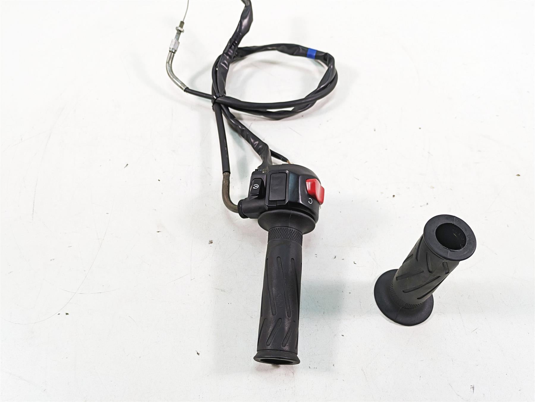 2002 Yamaha FZ1 FZS1000 Fazer Right Hand Control Switch - Read 5LV-83975-01-00 {{ shop.shopifyCountryName }} - Mototech271