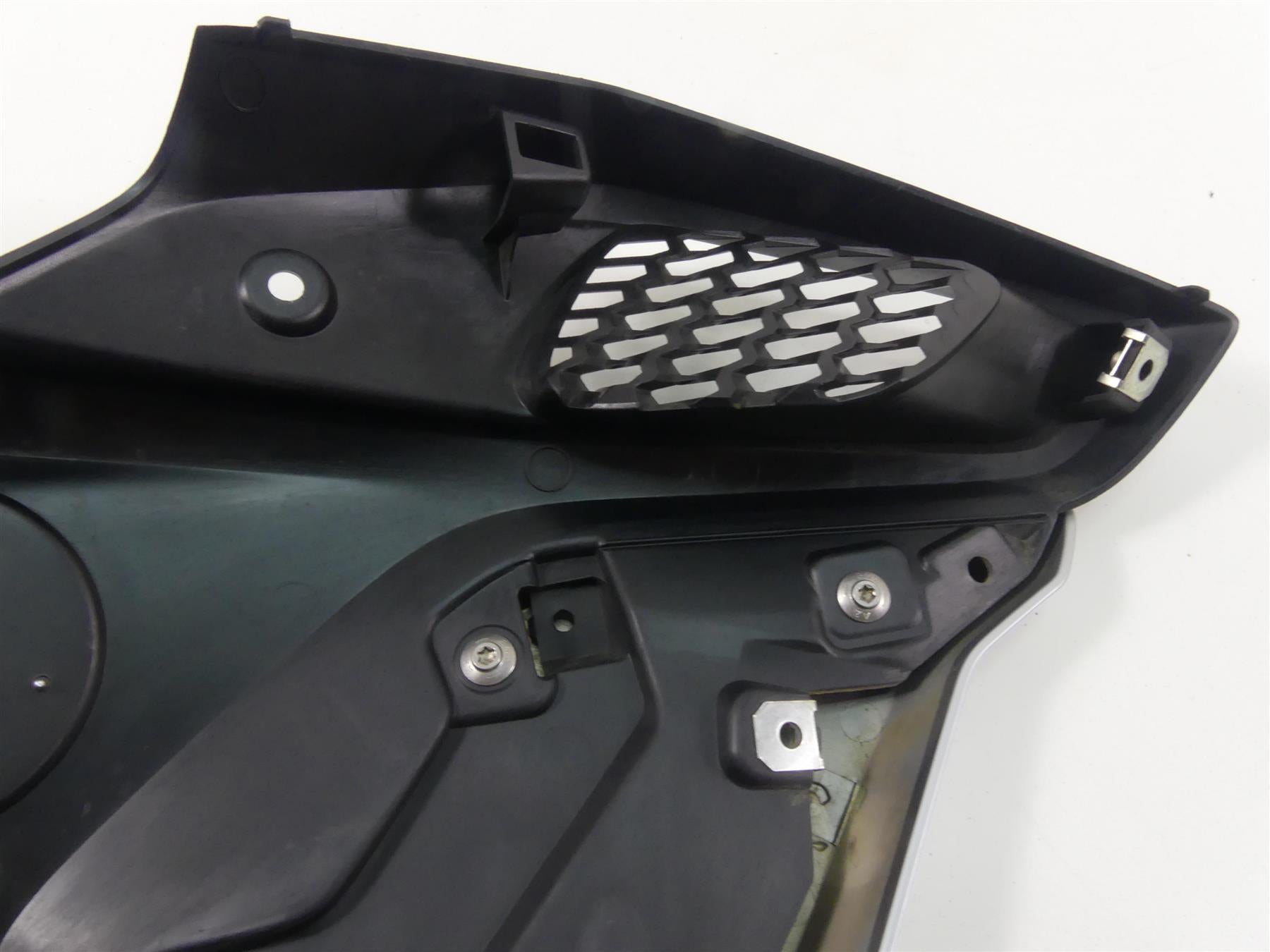 2019 BMW R1250GS K50 Left Side Intake Fairing & Emblem 46638556655 46638392881 {{ shop.shopifyCountryName }} - Mototech271