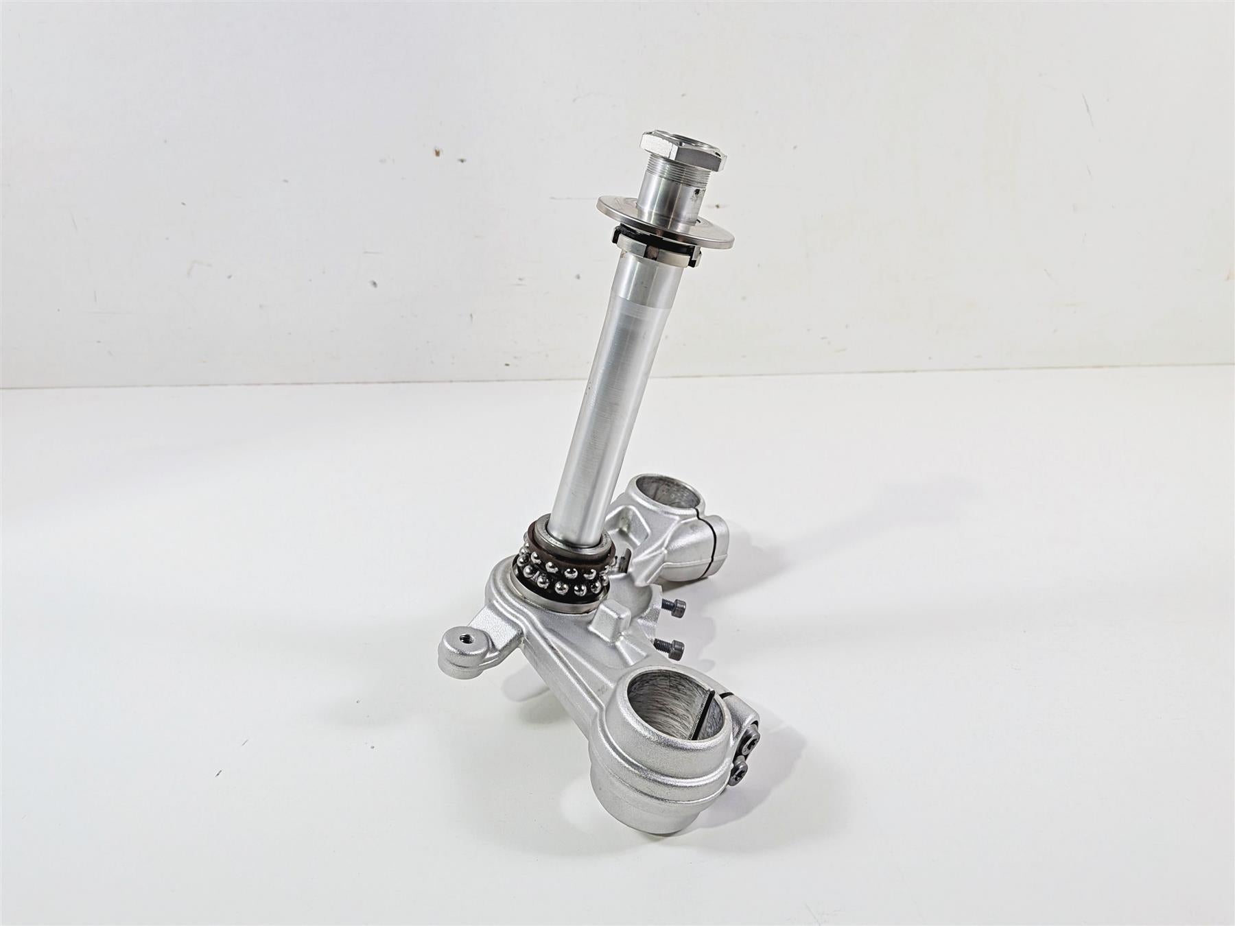 2023 BMW R nineT Scrambler K23 Lower Triple Tree Steering Clamp 31428560399 {{ shop.shopifyCountryName }} - Mototech271