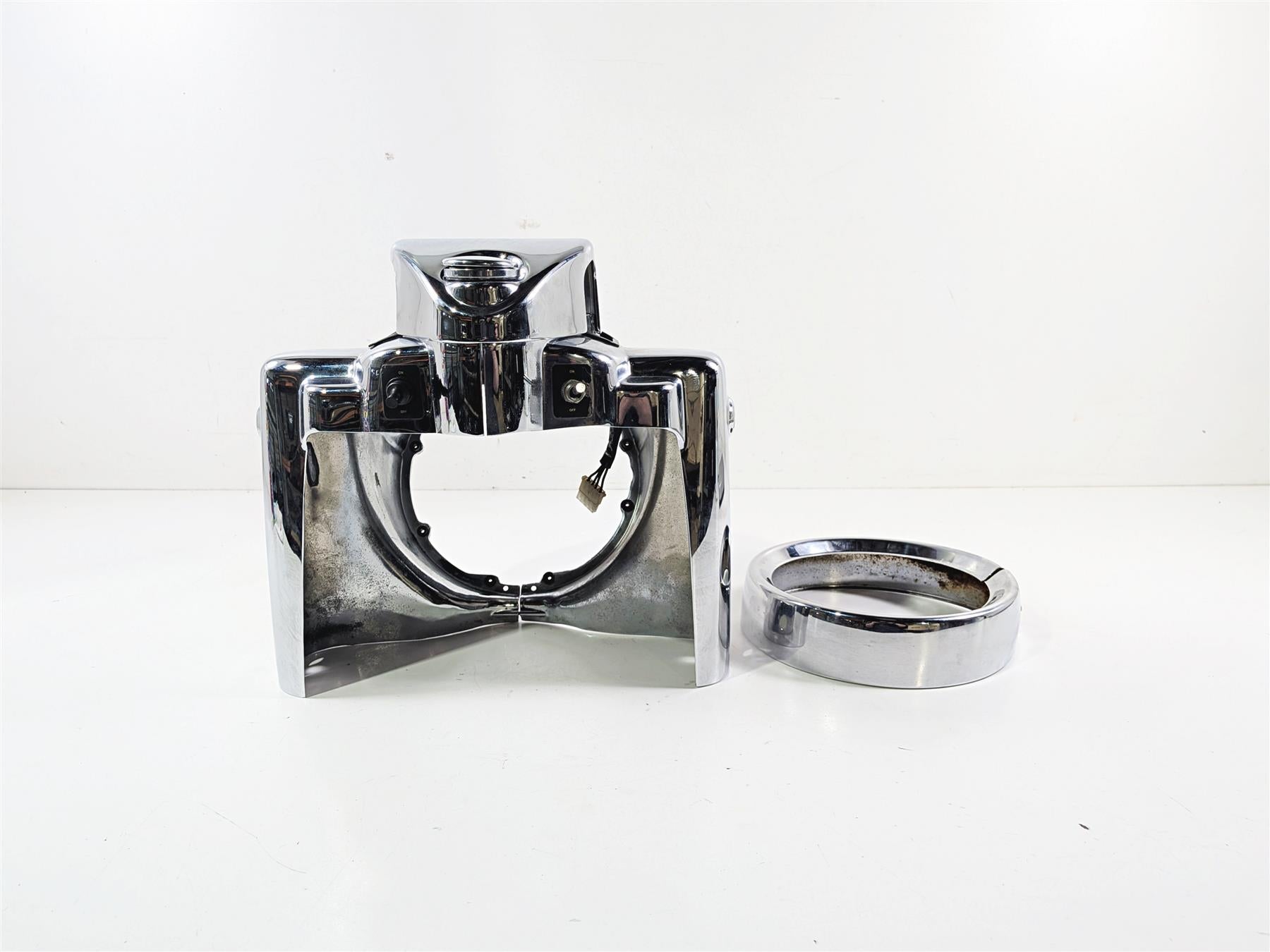 2000 Harley Touring FLHRCI Road King Headlight Cover Nacelle 67674-94 67682-94 {{ shop.shopifyCountryName }} - Mototech271