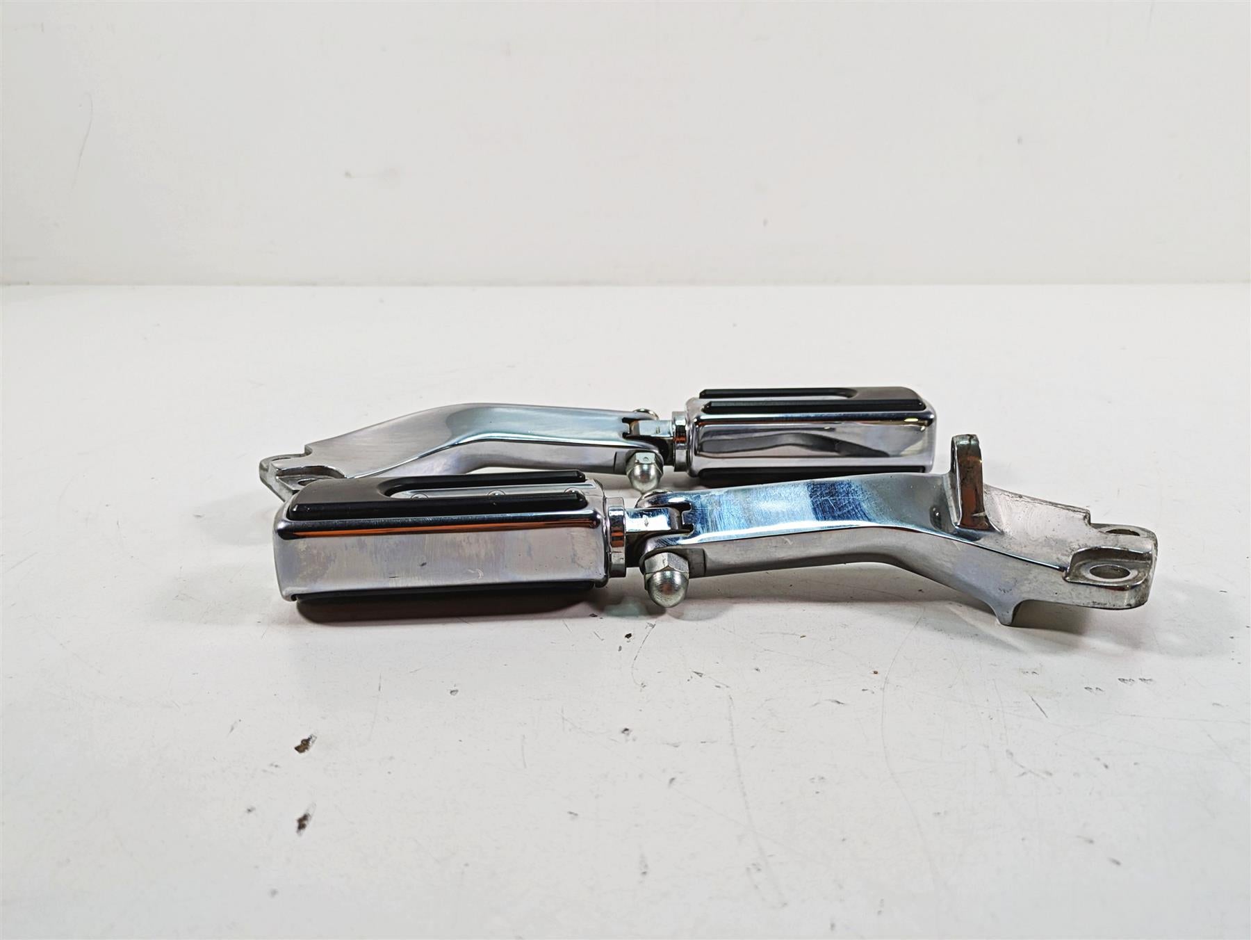 2009 Harley Dyna FXDFSE CVO Fat Bob Rear Passenger Footpeg Set 49250-06 49251-06 {{ shop.shopifyCountryName }} - Mototech271
