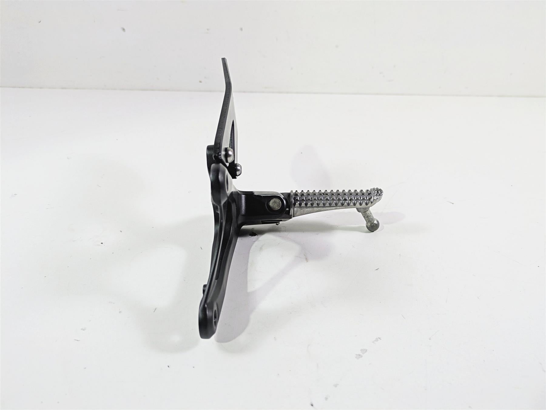 2014 Yamaha YZFR1 R1 RN22 Front Left Footpeg Foot Peg 14B-27442-10-00 {{ shop.shopifyCountryName }} - Mototech271