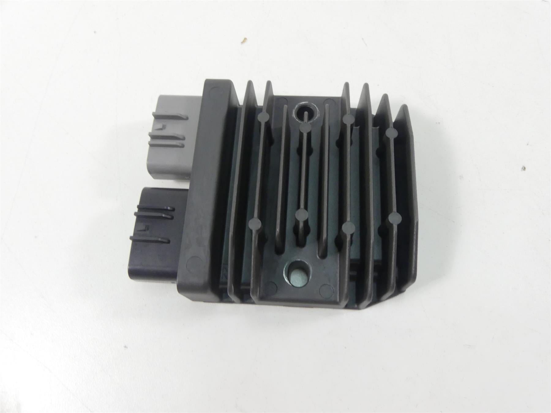2020 Triumph Speed Triple RS 1050 Rectifier Voltage Regulator T1300675 FH020AA {{ shop.shopifyCountryName }} - Mototech271