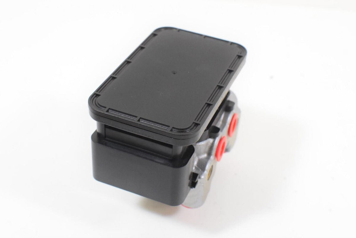 2013 Triumph Street Triple 675 R NISSIN ABS Brake Module Pump Unit T2021487 {{ shop.shopifyCountryName }} - Mototech271