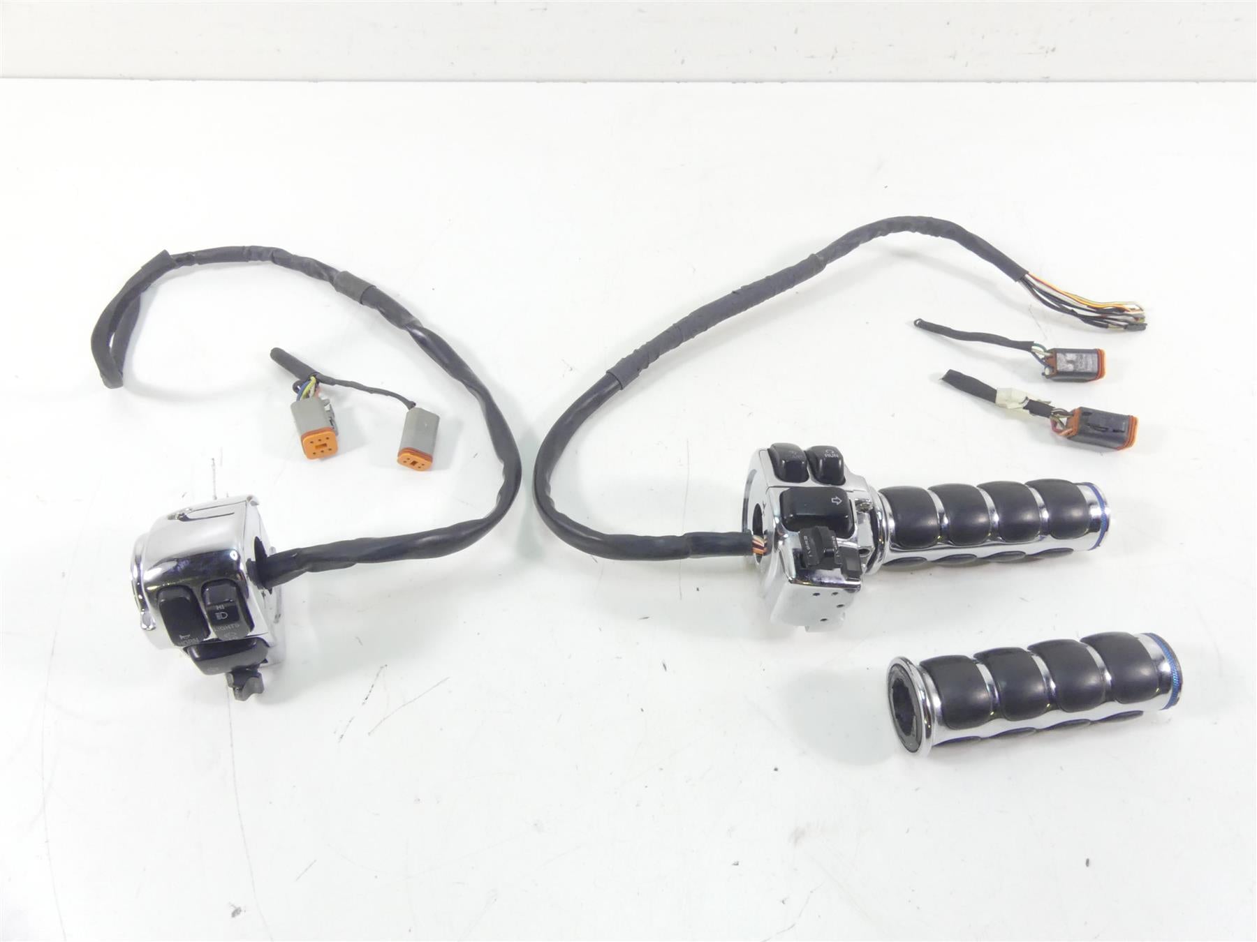 2002 Harley Touring FLHRCI Road King Chrome Hand Control Switch Set 71590-96 {{ shop.shopifyCountryName }} - Mototech271