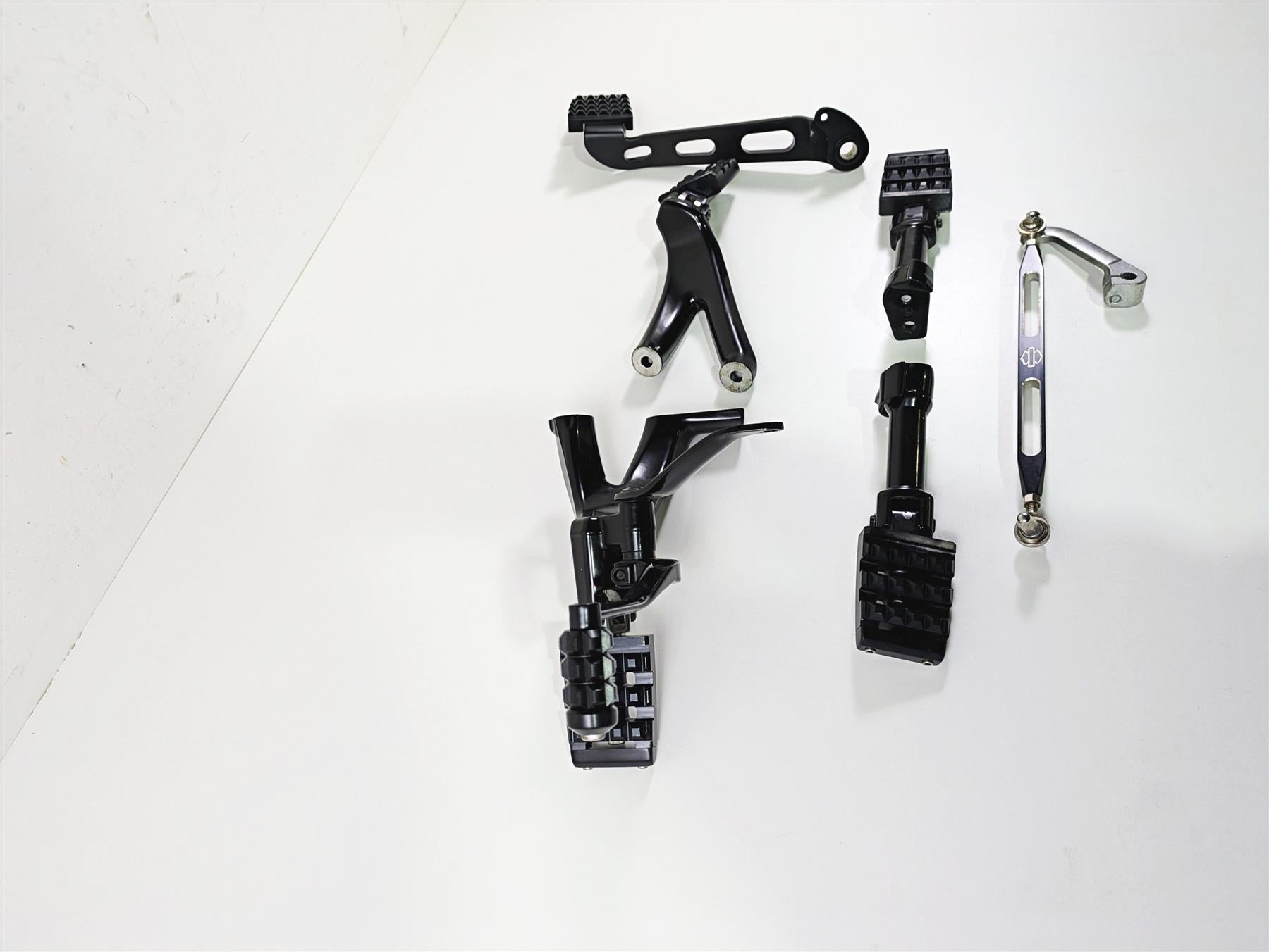 2019 Harley Softail FXDR 114 Footpeg Shifter Brake Pedal Set 33600134 50500746 {{ shop.shopifyCountryName }} - Mototech271
