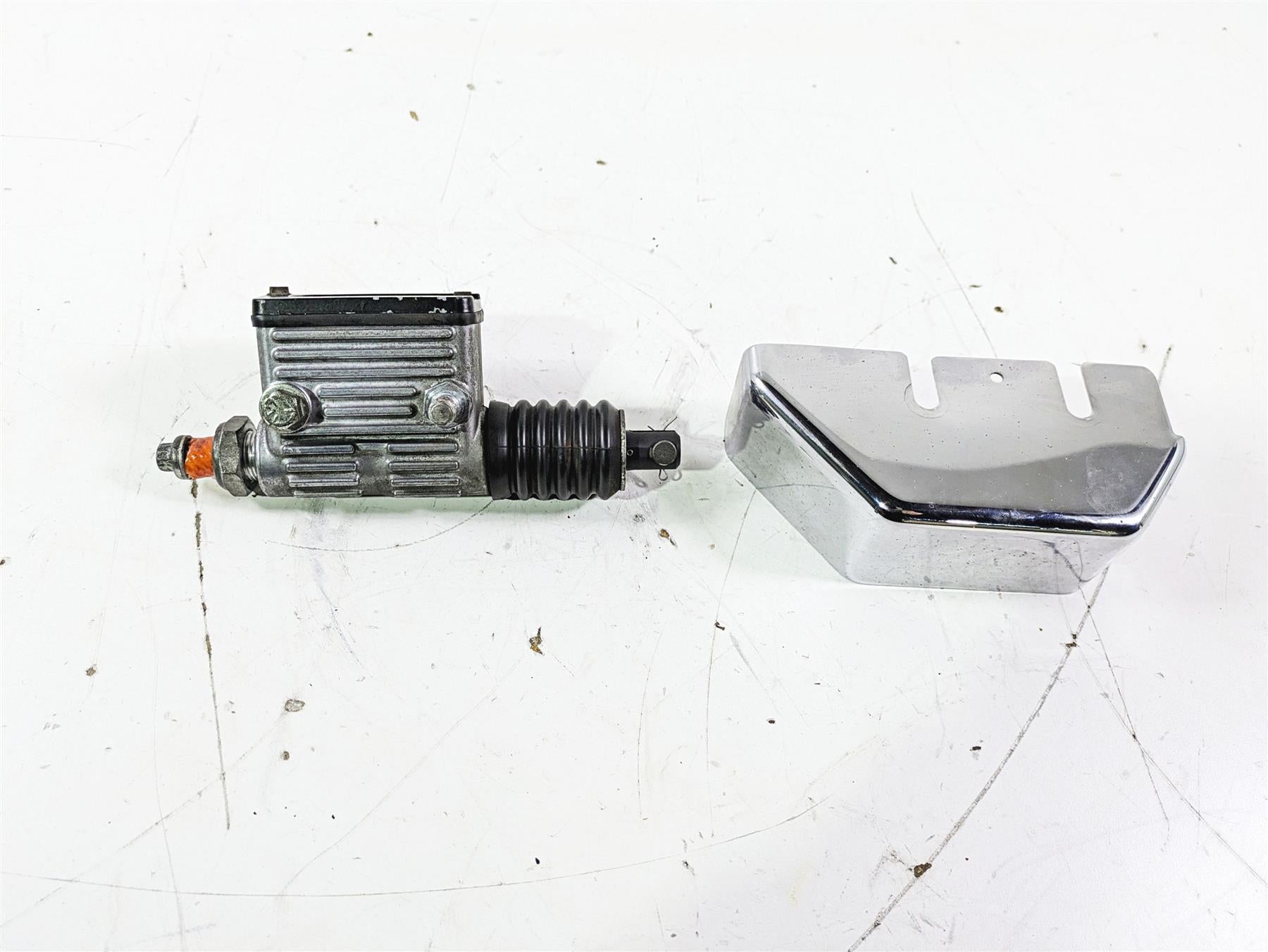 1992 Harley FLSTC Softail Heritage Rear Brake Master Cylinder + Cover 42468-87E {{ shop.shopifyCountryName }} - Mototech271