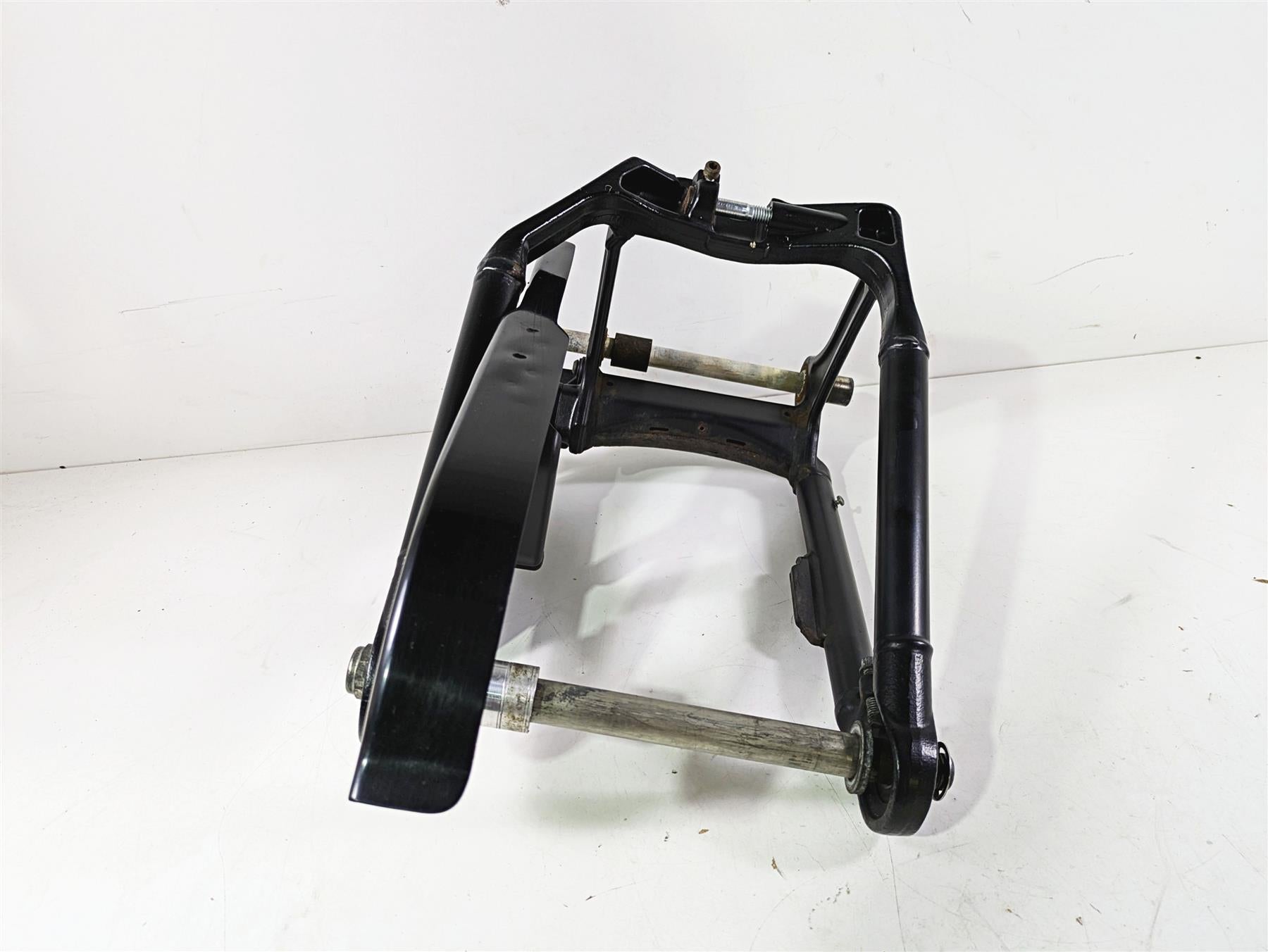 2018 Harley Softail FXFBS Fat Bob Rear Swing Arm Swingarm - Read 47400099BYM {{ shop.shopifyCountryName }} - Mototech271