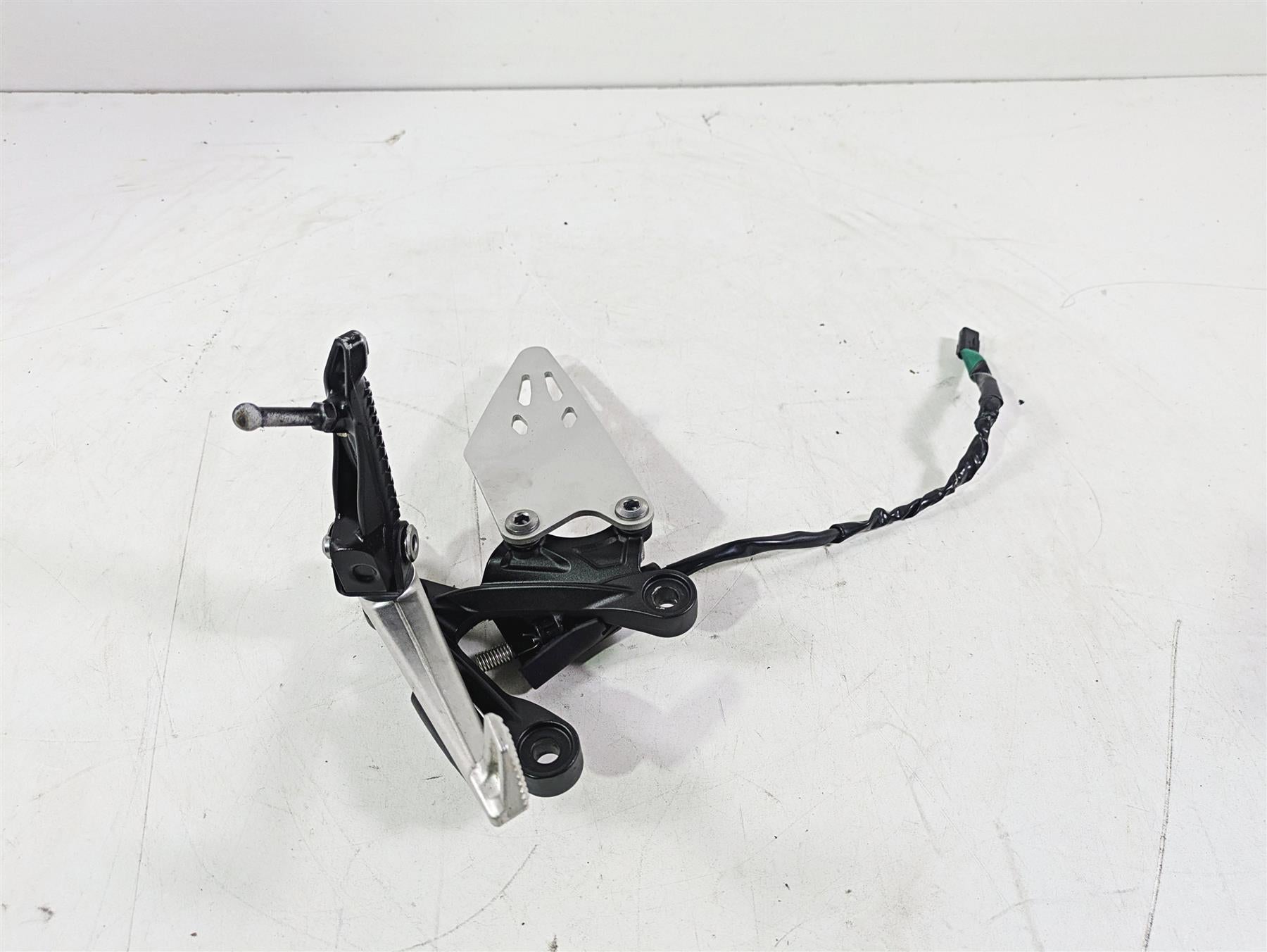 2020 Kawasaki ZX6R Ninja Right Foot Peg Brake Pedal Lever 35063-0590-18R {{ shop.shopifyCountryName }} - Mototech271