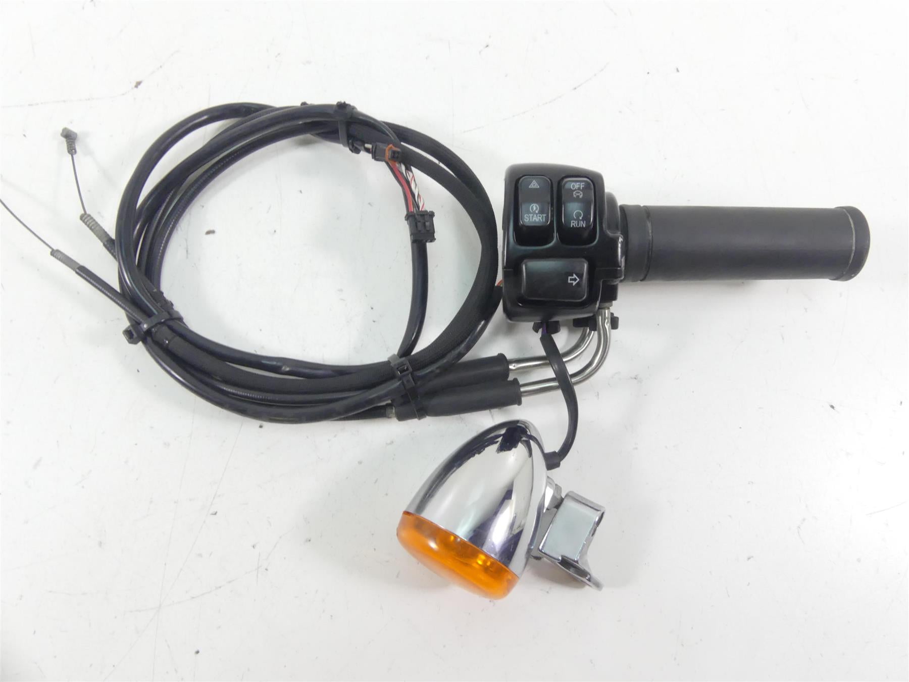 2015 Harley FXDF Dyna Fat Bob Right Control Switch Throttle + Blinker 72944-12 | Mototech271