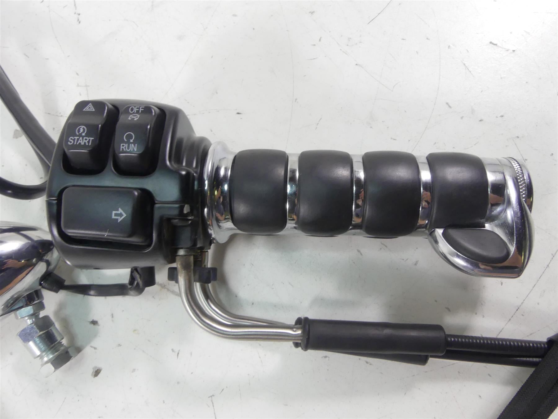 2014 Harley FXDL Dyna Low Rider Right Hand Control Switch & Blinker 72944-12 {{ shop.shopifyCountryName }} - Mototech271