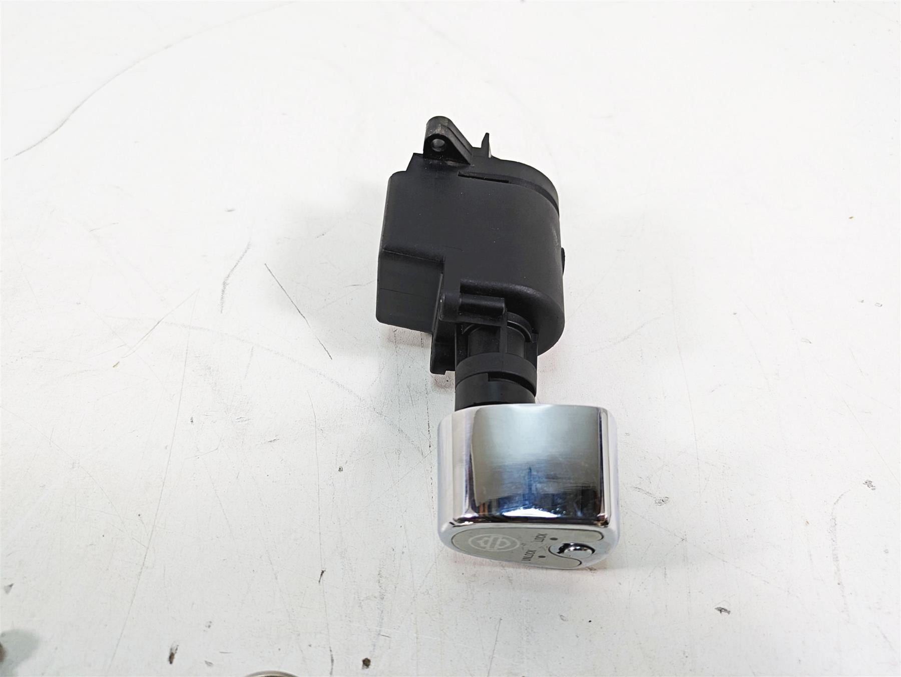 2010 Harley Touring FLHTCU Electra Glide Ignition Switch Key Lock Set 71572-06 {{ shop.shopifyCountryName }} - Mototech271