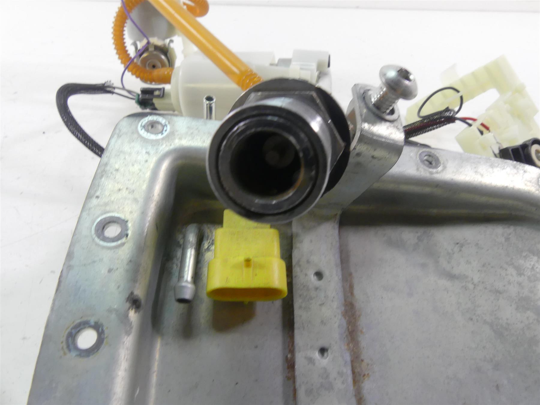2015 Harley FXDF Dyna Fat Bob Fuel Gas Petrol Pump + Level Sender 75218-04D {{ shop.shopifyCountryName }} - Mototech271