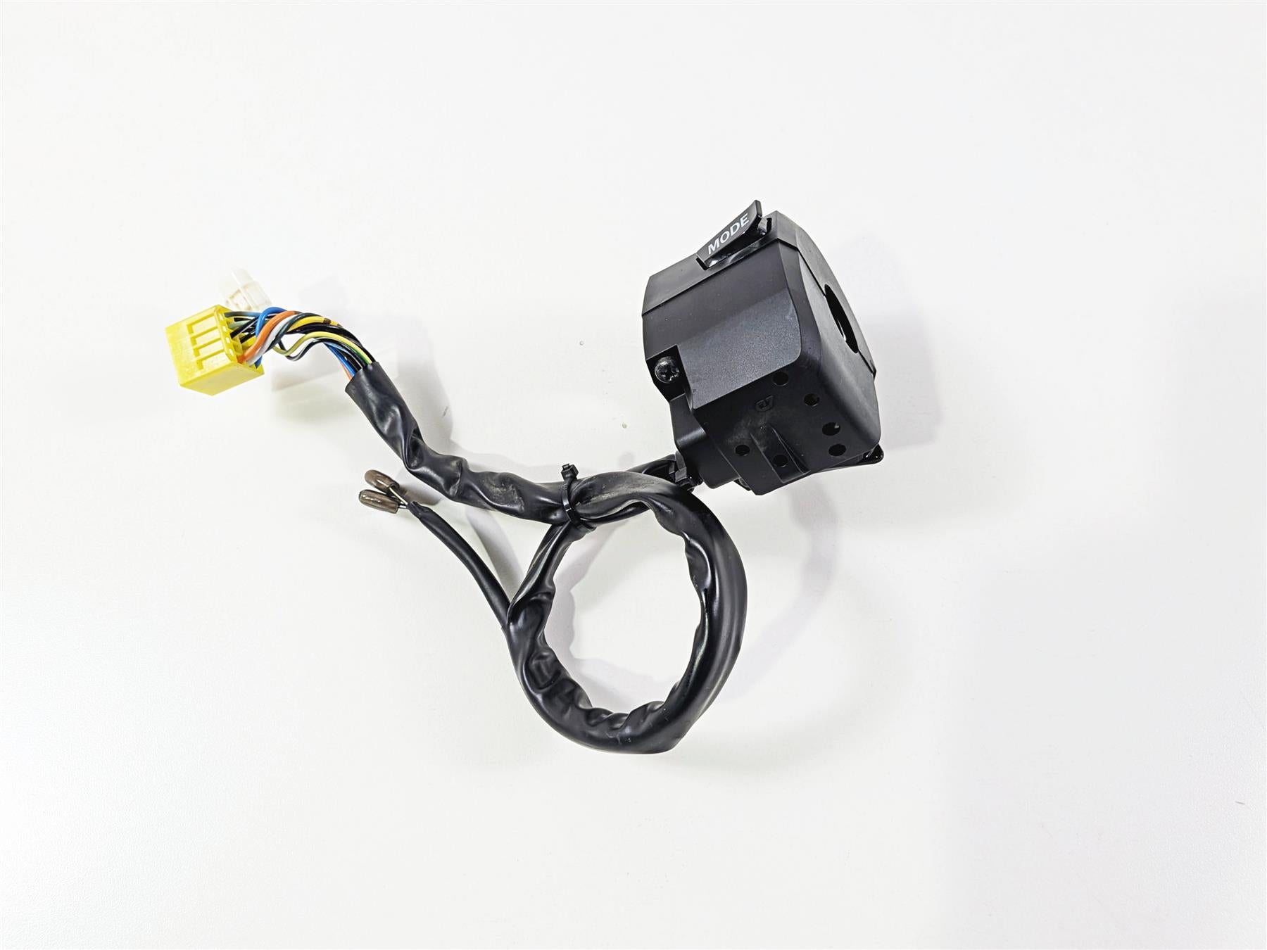 2024 Suzuki GSXR600 Left Hand Control Switch Light Blinker 37400-14J00 {{ shop.shopifyCountryName }} - Mototech271