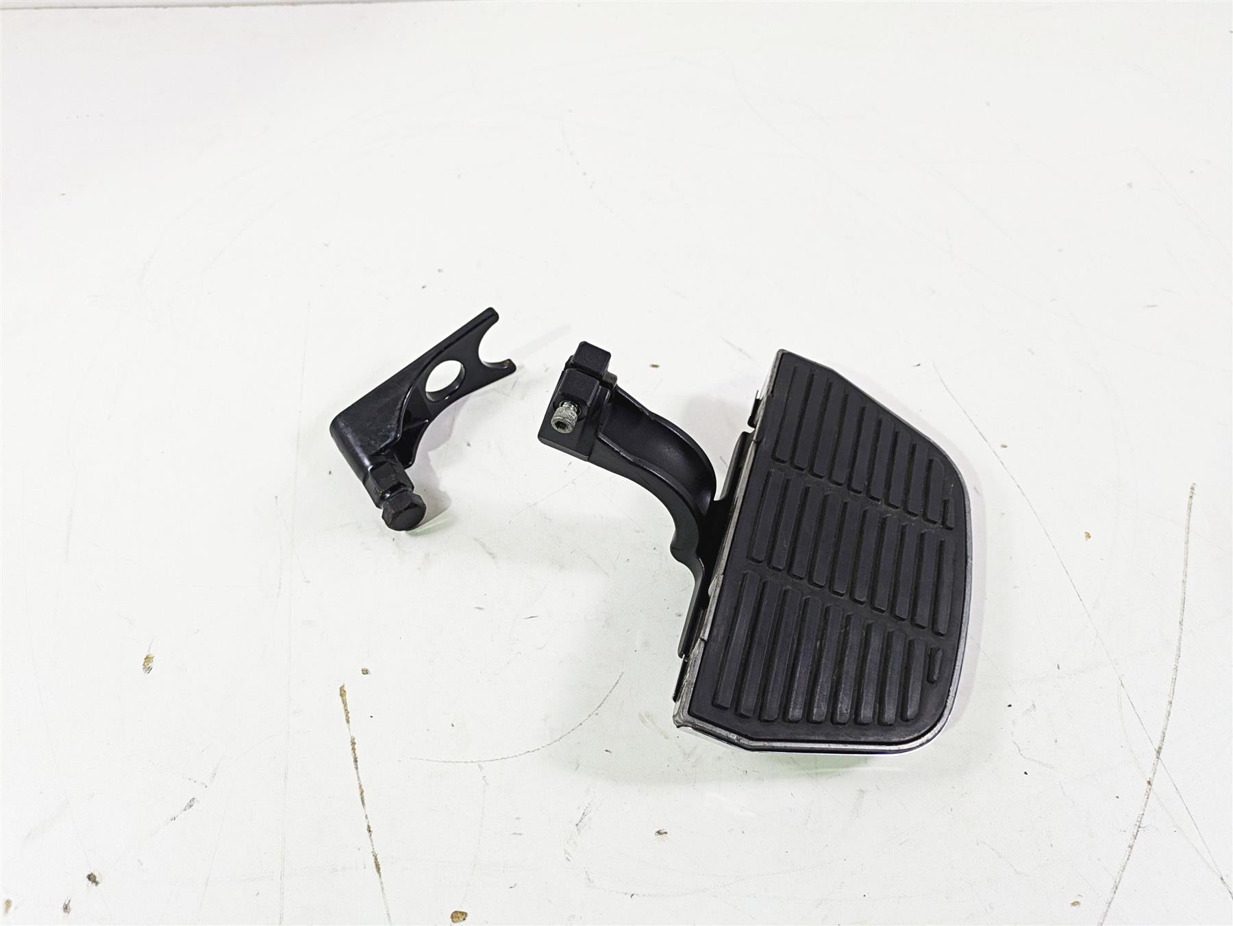 2008 Harley FLSTC 105TH Softail Heritage Right Rear Footboard & Bracket 50483-00 {{ shop.shopifyCountryName }} - Mototech271