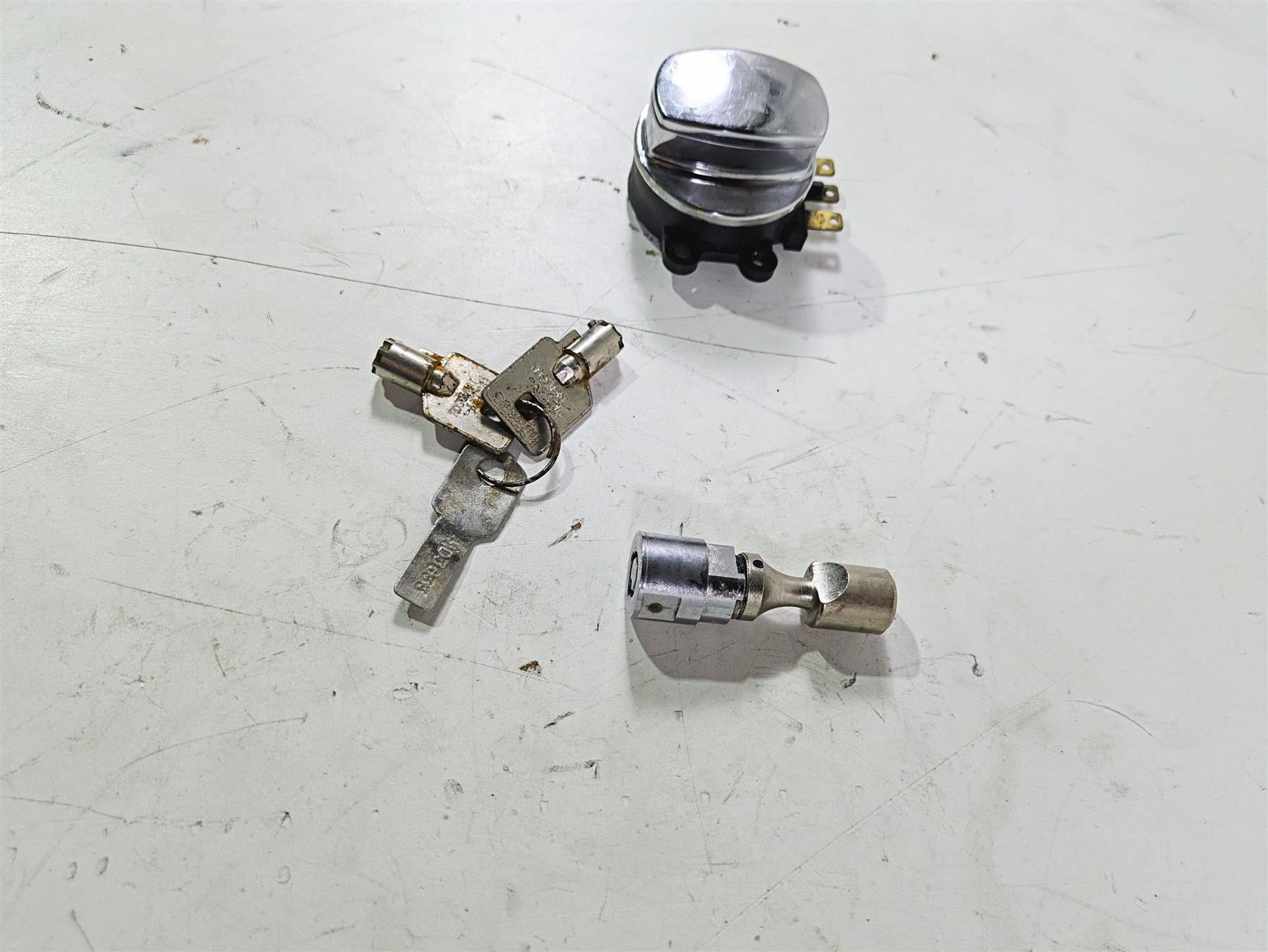 2003 Harley Softail FXSTDI Deuce 100th Ignition Switch Key Lock Set 71450-04 {{ shop.shopifyCountryName }} - Mototech271