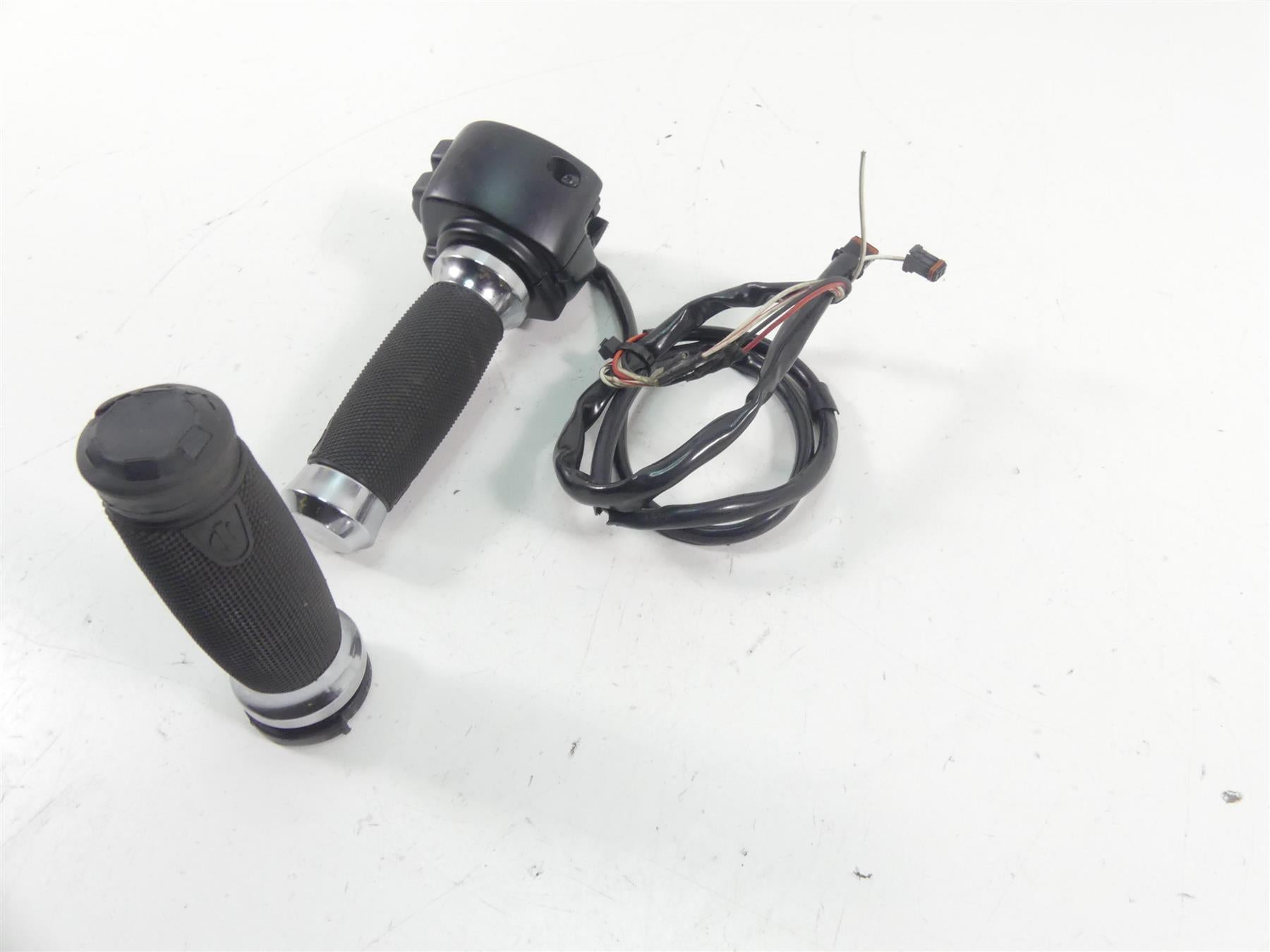 2021 Harley Softail FLSB Sport Glide Right Hand Control Switch - Read 71500462 {{ shop.shopifyCountryName }} - Mototech271