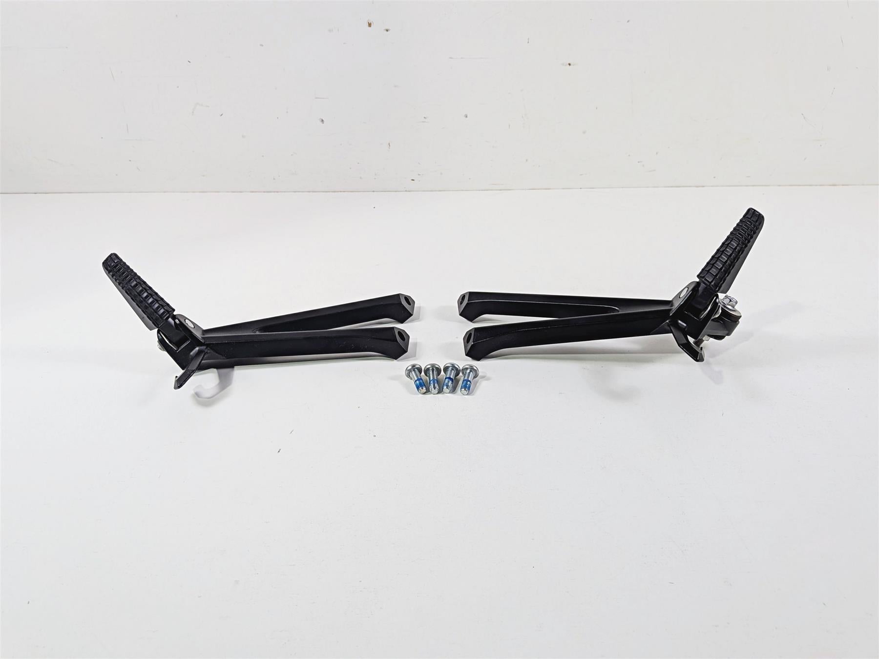 2024 Suzuki GSXR600 Passenger Footpeg Foot Peg Rest Set 43600-14J30 43700-14J30 {{ shop.shopifyCountryName }} - Mototech271