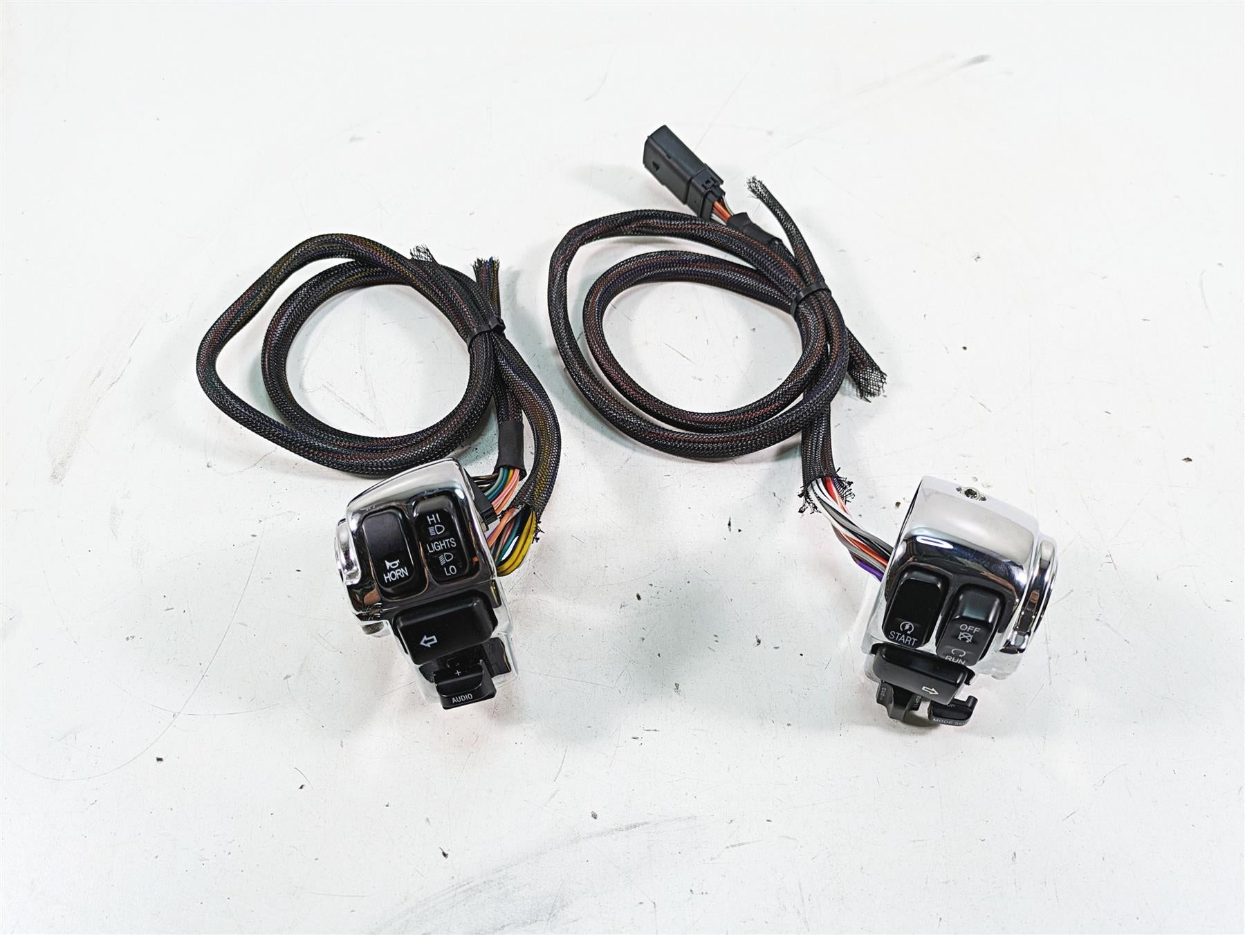 2010 Harley Touring FLHTCU Electra Glide Chrome Control Switch Set Read 71682-06 | Mototech271
