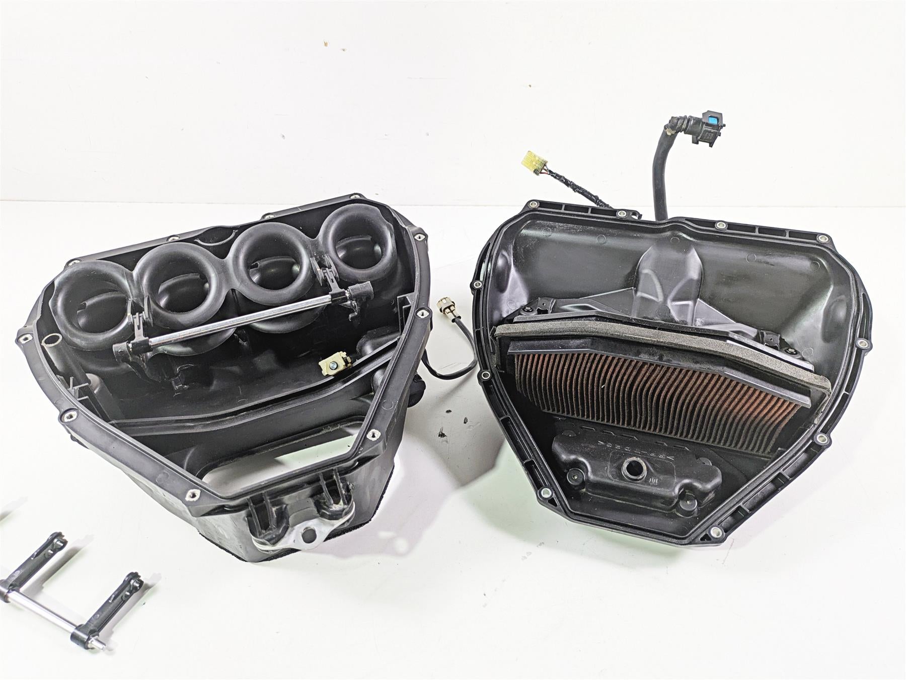 2014 Yamaha YZFR1 R1 RN22 Air Box Cleaner & Injectors & Actuator 14B-14411-01-00 {{ shop.shopifyCountryName }} - Mototech271