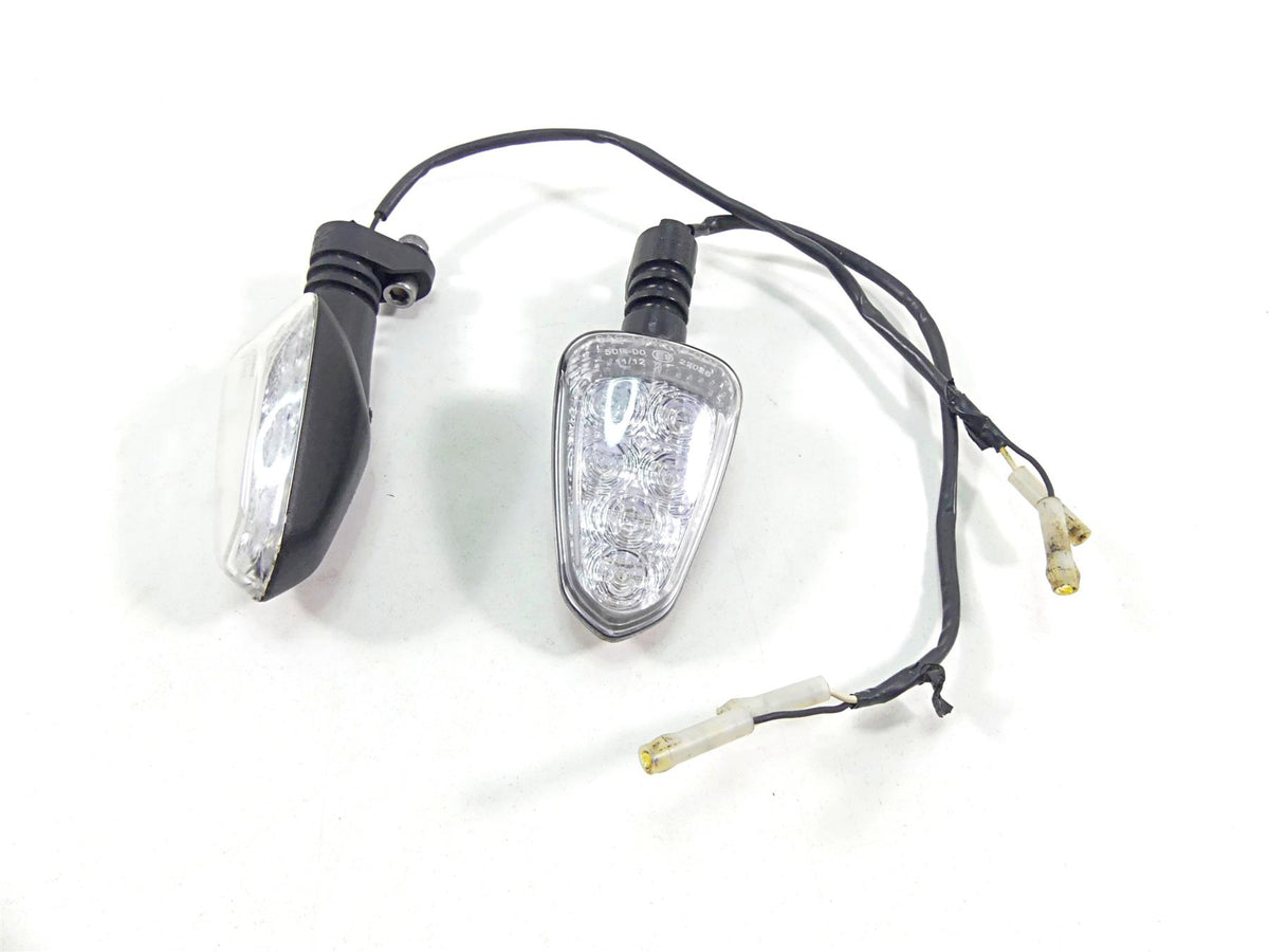 2022 Triumph Speed Triple 1200 RS Front Blinker Turn Signal Set T2704035 {{ shop.shopifyCountryName }} - Mototech271