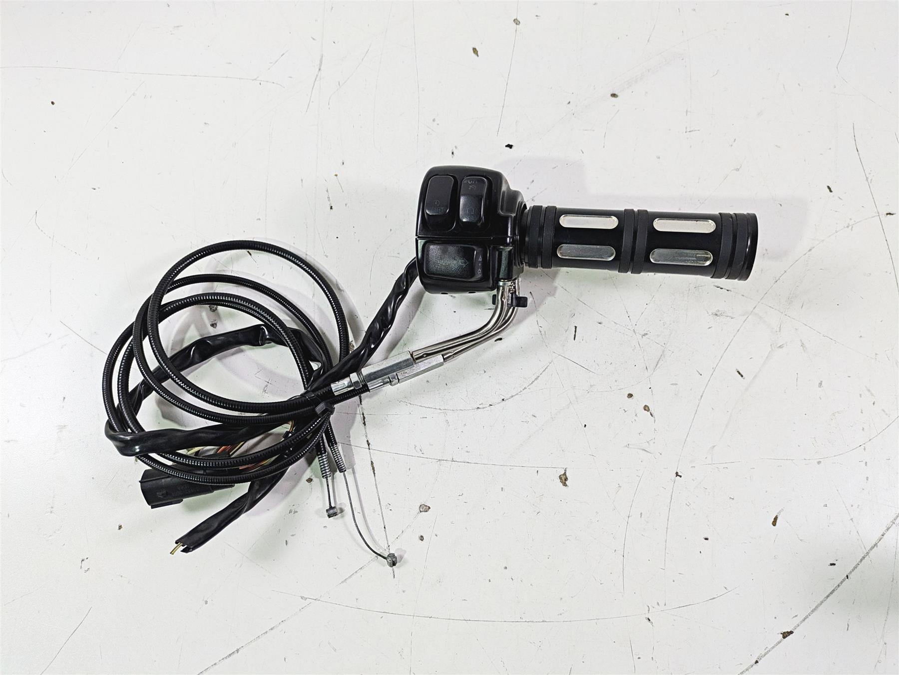 2012 Harley VRSCF Muscle V Rod Right Hand Control Switch - Read 71684-06A {{ shop.shopifyCountryName }} - Mototech271