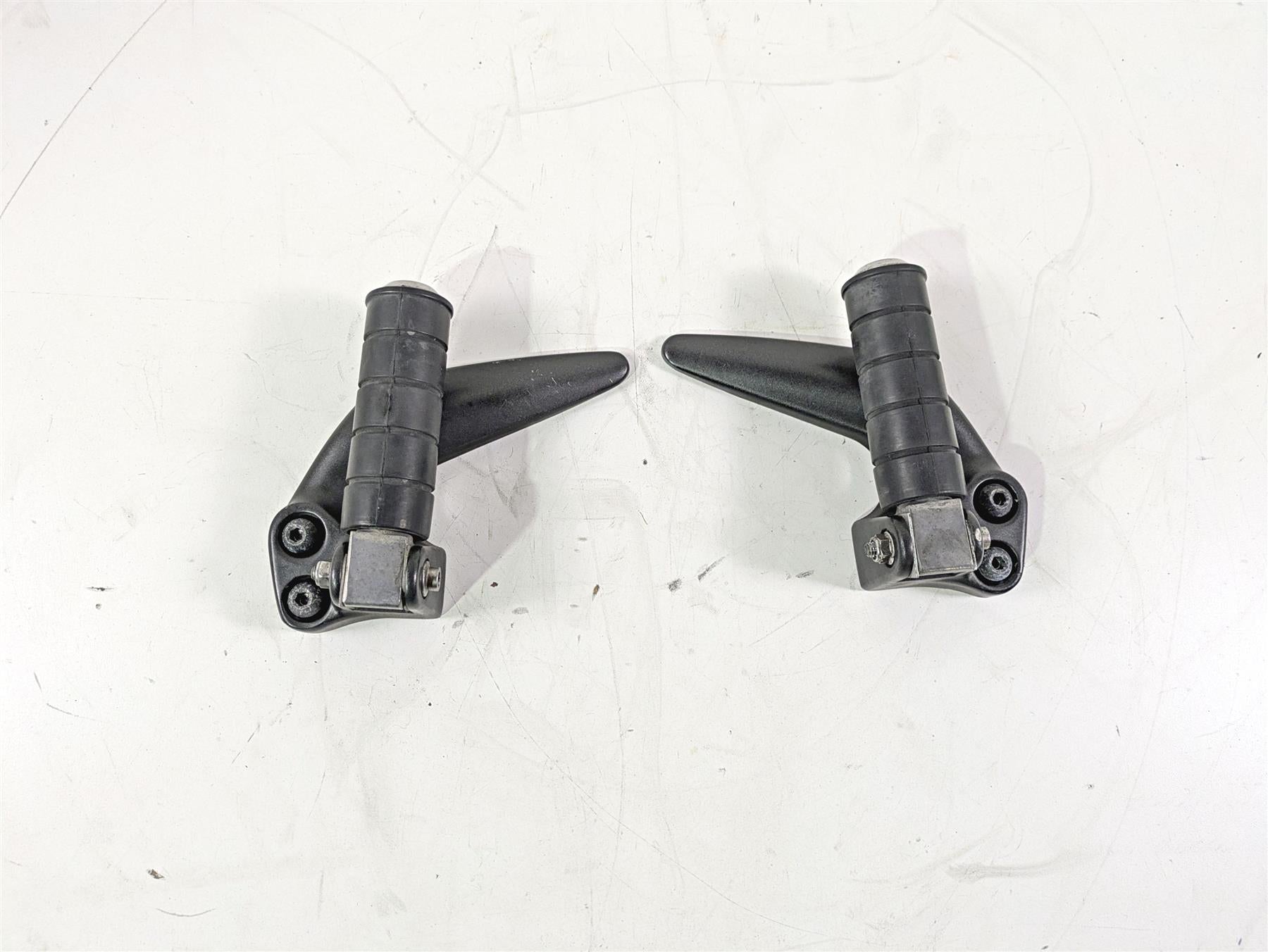 2008 Yamaha XVS1300 V-Star Tourer Rear Passenger Footpeg Set 3D8-27430-00-00 {{ shop.shopifyCountryName }} - Mototech271