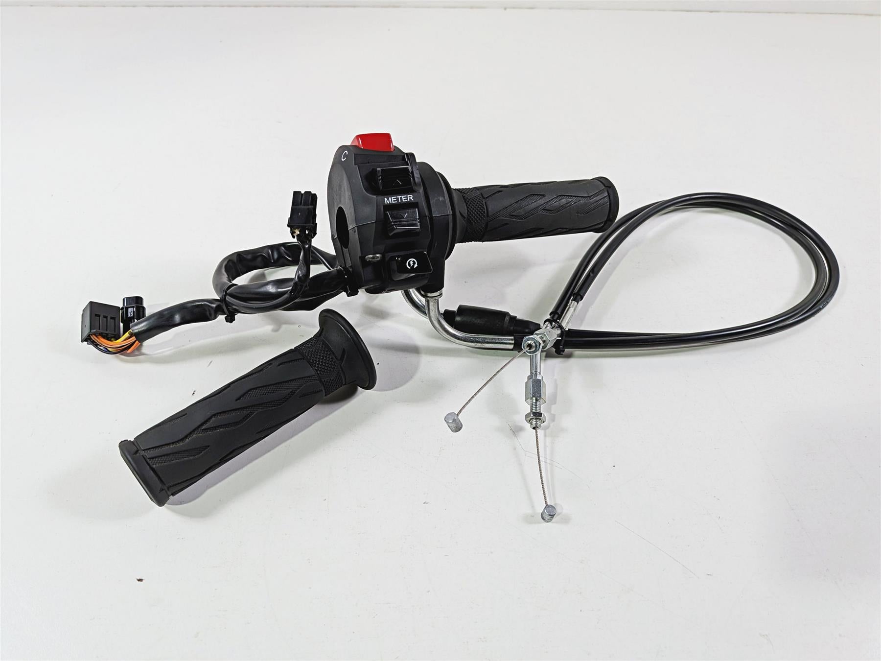 2024 Suzuki GSXR 600 Right Hand Control Switch & Throttle Grip 37200-47H30 {{ shop.shopifyCountryName }} - Mototech271