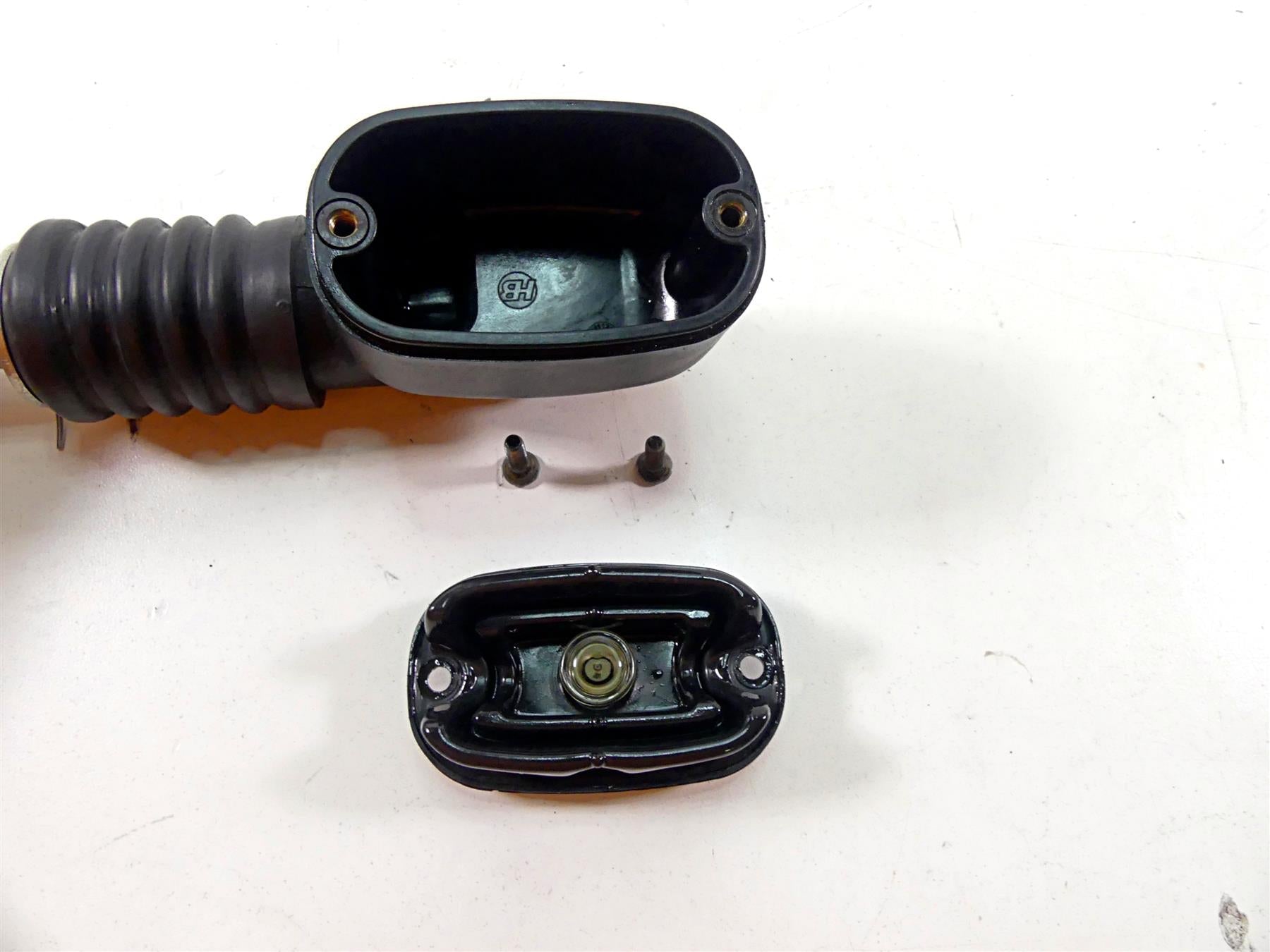 2011 Harley Softail FXS Blackline Rear Brake Master Cylinder - Read 41767-05E {{ shop.shopifyCountryName }} - Mototech271