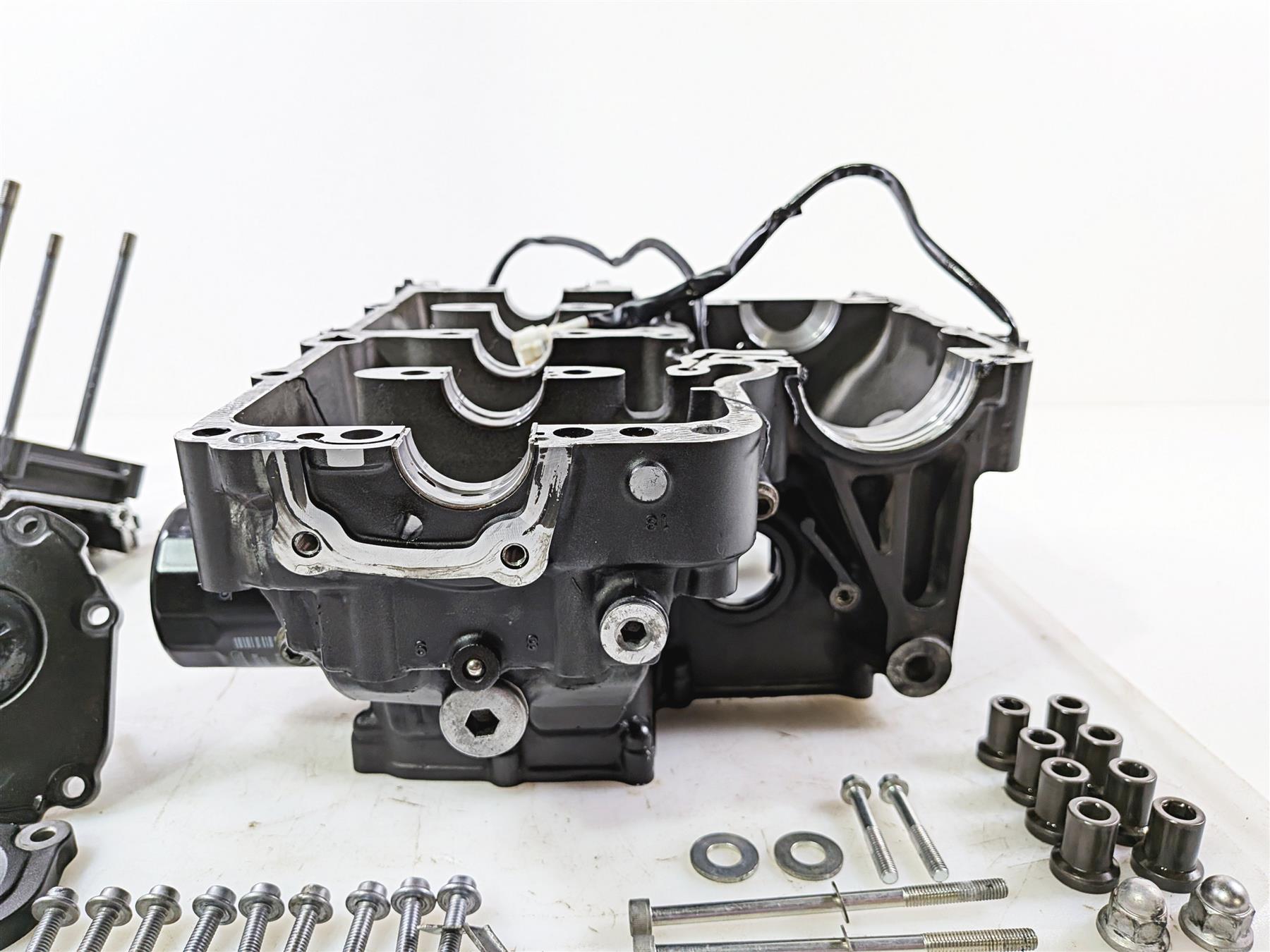 2008 Yamaha YZF R1 RN19 Engine Crank Case Set N516E 4C8-15100-00-00 4C8-15100-19 {{ shop.shopifyCountryName }} - Mototech271