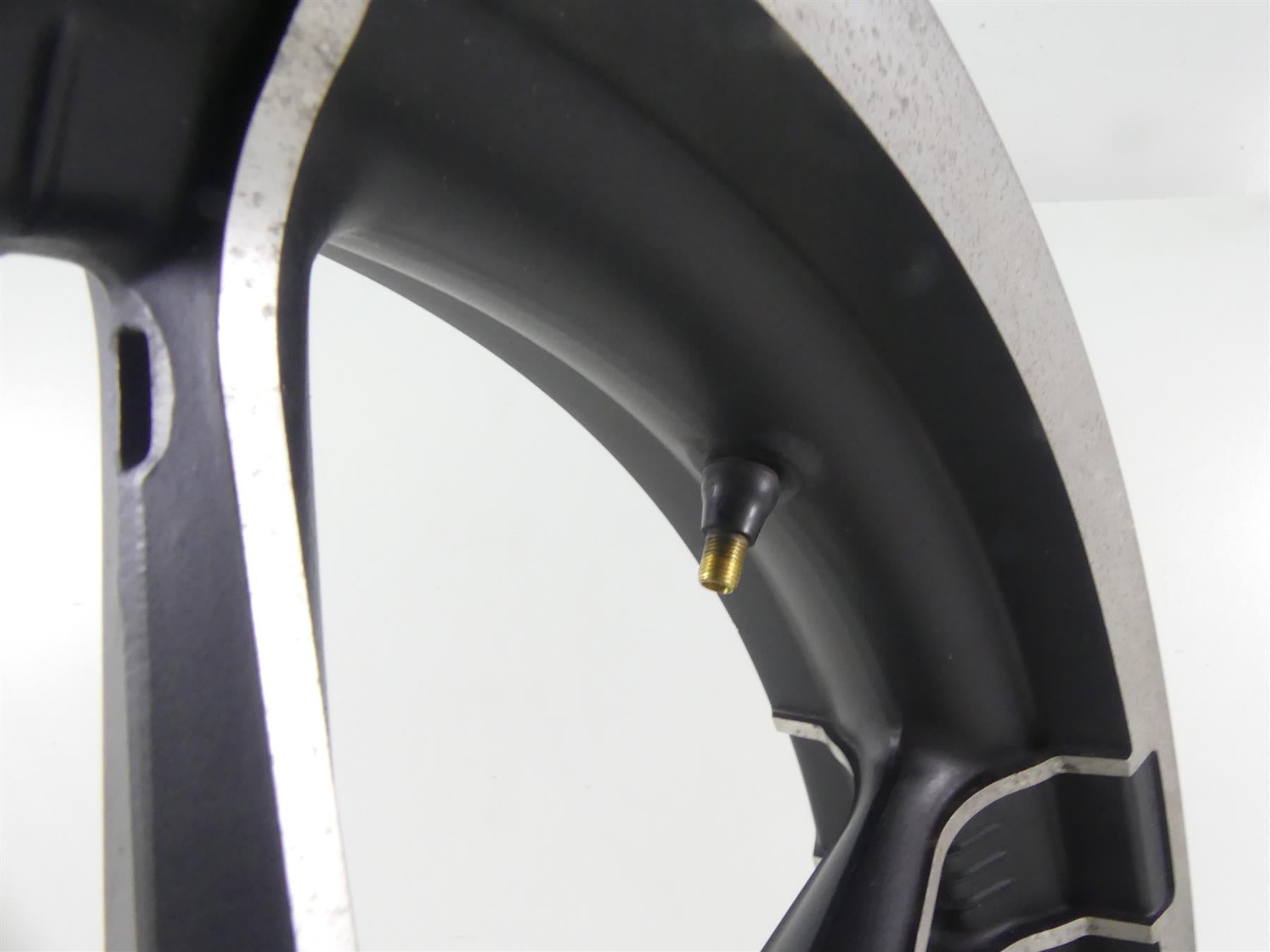 2016 Harley Touring FLTRX Road Glide Straight Front Wheel Rim 19x3.5 43300027 {{ shop.shopifyCountryName }} - Mototech271