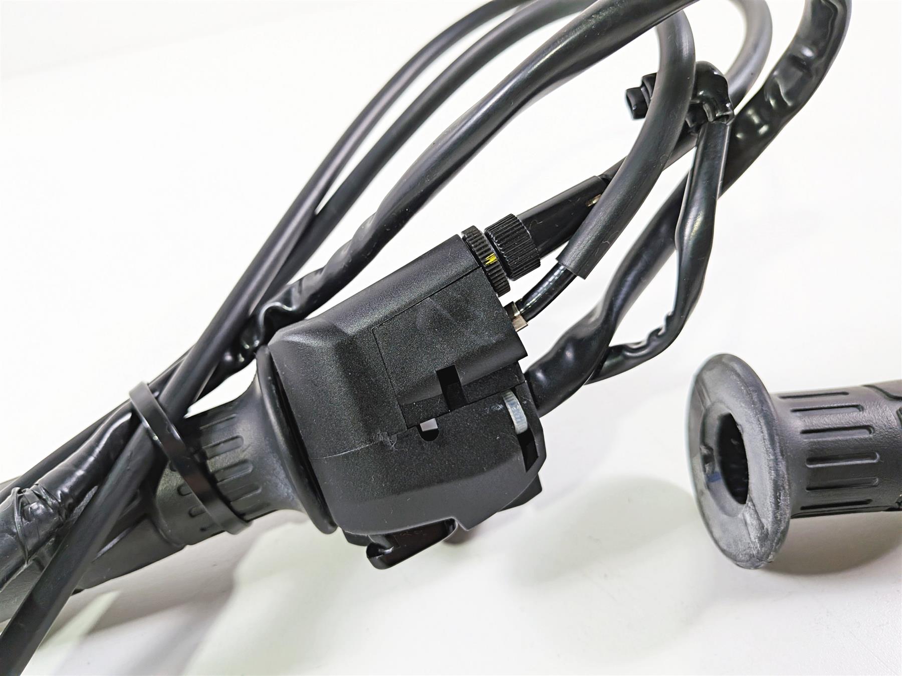 2024 Kawasaki EX500 Ninja 40th An. Right Hand Throttle Control Switch 46091-0479 {{ shop.shopifyCountryName }} - Mototech271
