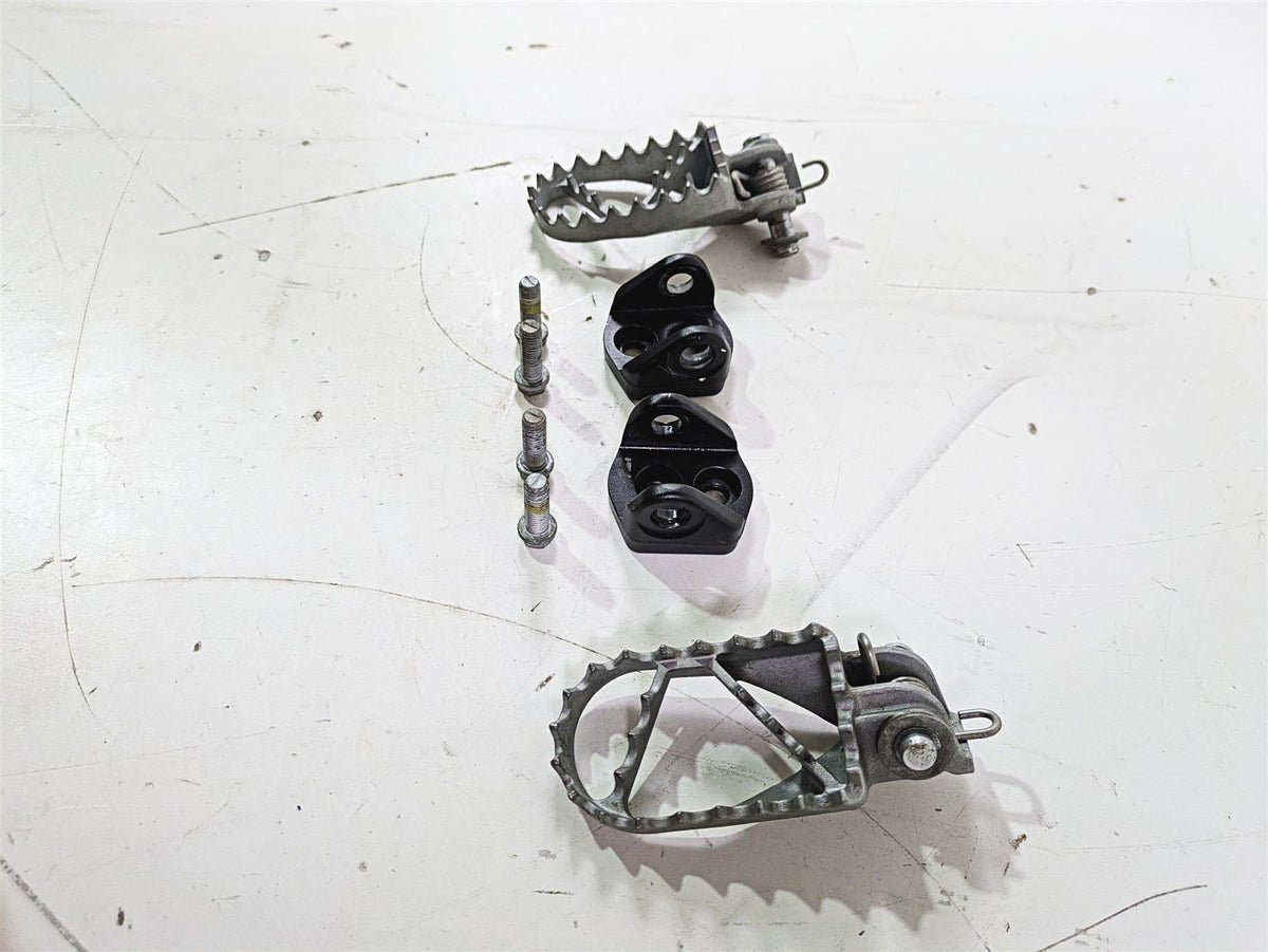 2022 KTM 1290 Super Adventure S Rider Footpeg Set & Clips & Bolts 61903040033 {{ shop.shopifyCountryName }} - Mototech271