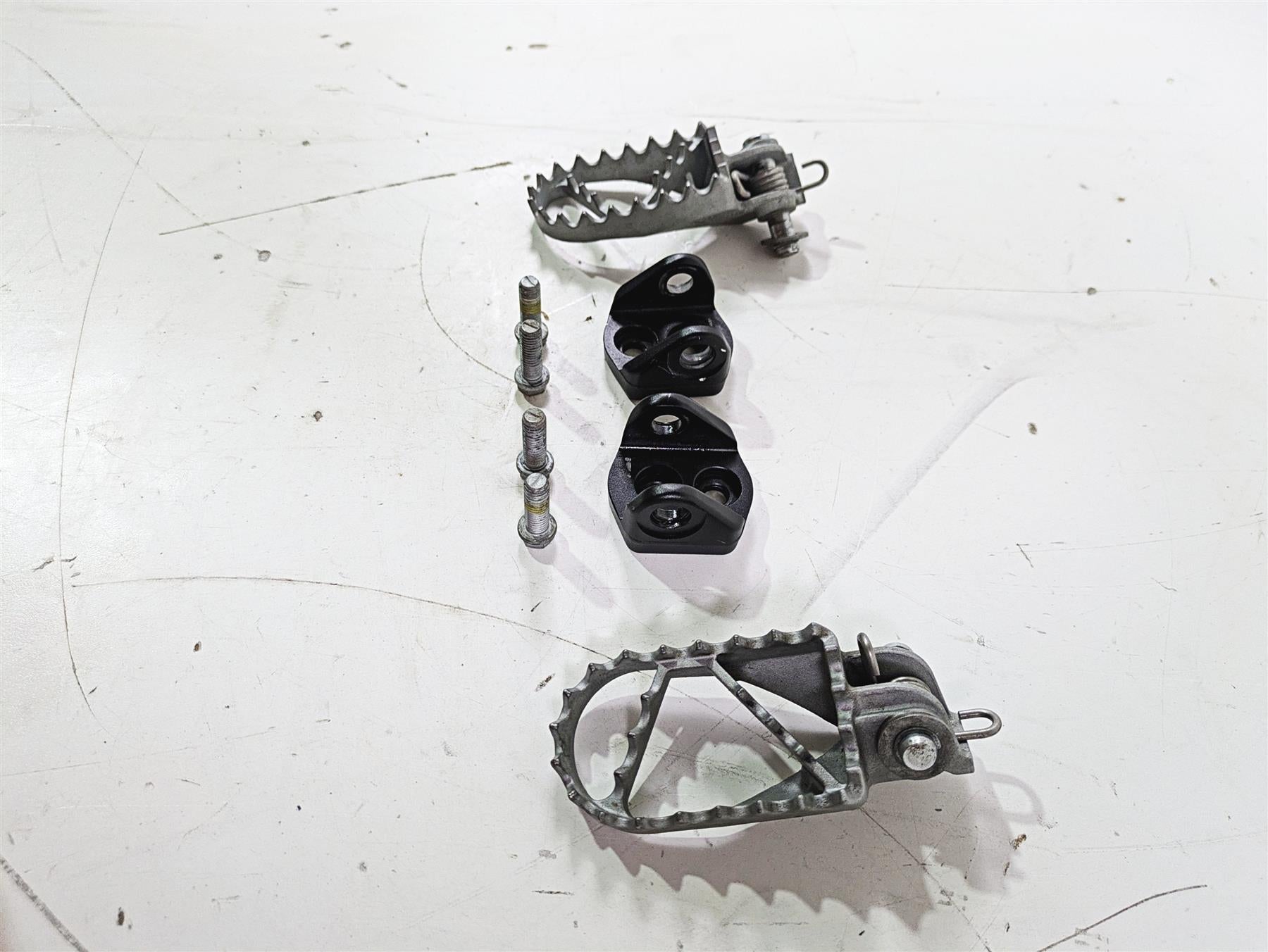 2022 KTM 1290 Super Adventure S Rider Footpeg Set & Clips & Bolts 61903040033 {{ shop.shopifyCountryName }} - Mototech271