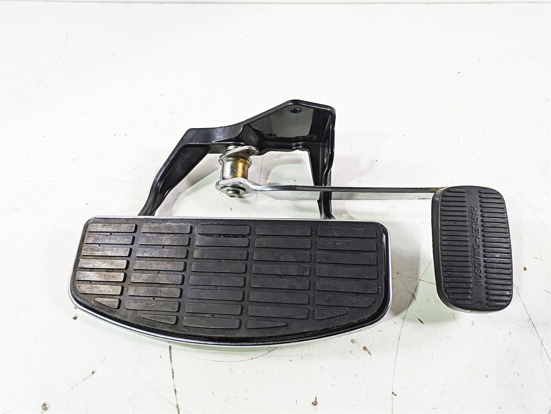 2005 Harley Softail FLSTSCI Heritage Springer Right Floorboard & Brake 50600026 {{ shop.shopifyCountryName }} - Mototech271
