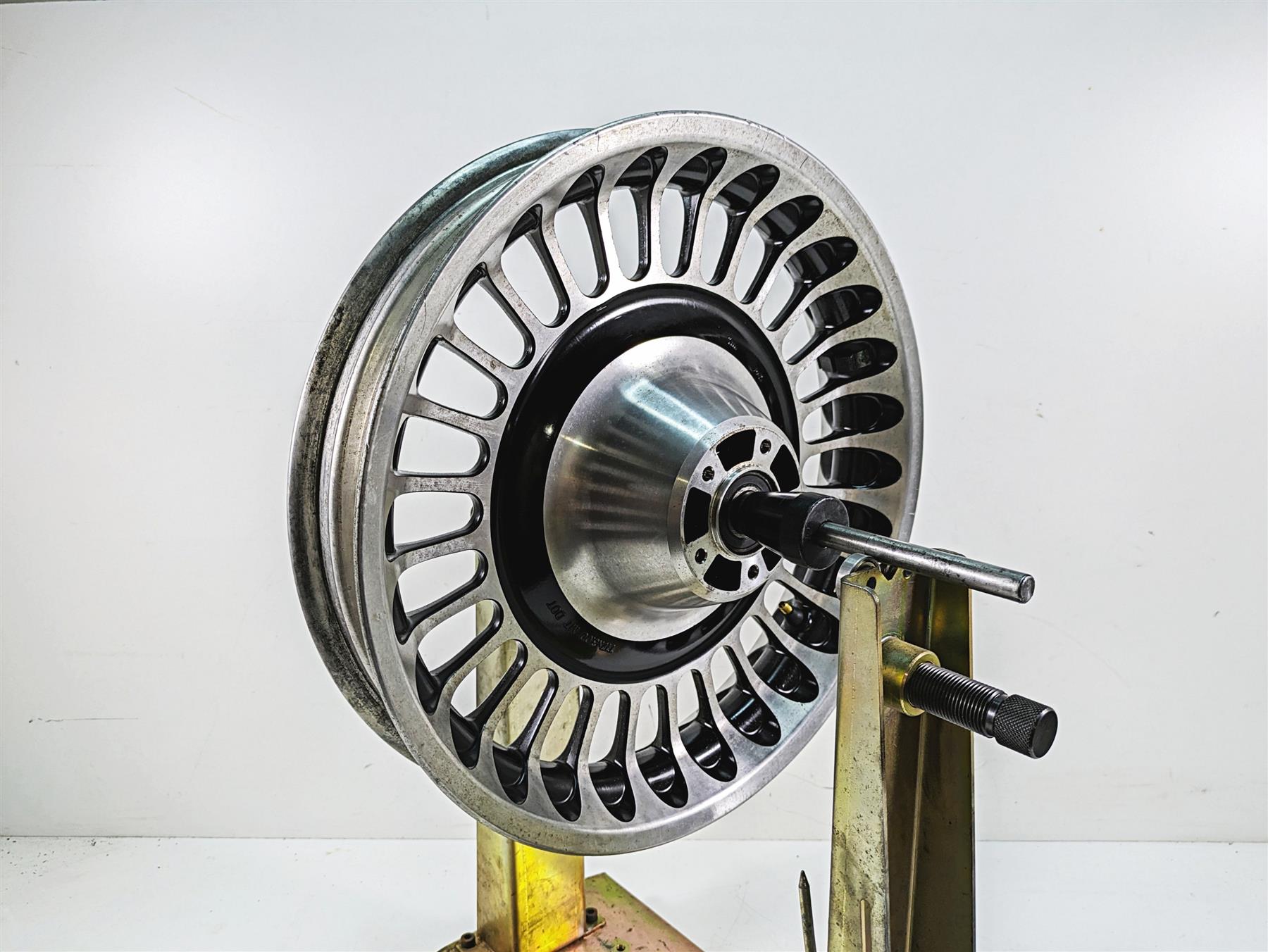 2011 Harley Touring FLHR Road King Straight 17x3 Front Wheel Rim 43300161 {{ shop.shopifyCountryName }} - Mototech271