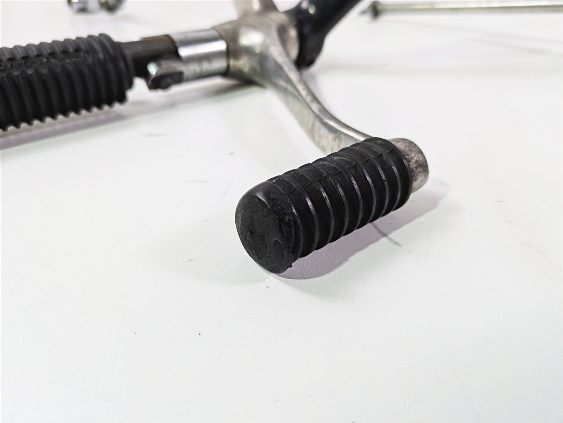 2007 Harley Sportster XL1200 C Front Footpeg Shifter Brake Pedal Set 42651-04 {{ shop.shopifyCountryName }} - Mototech271